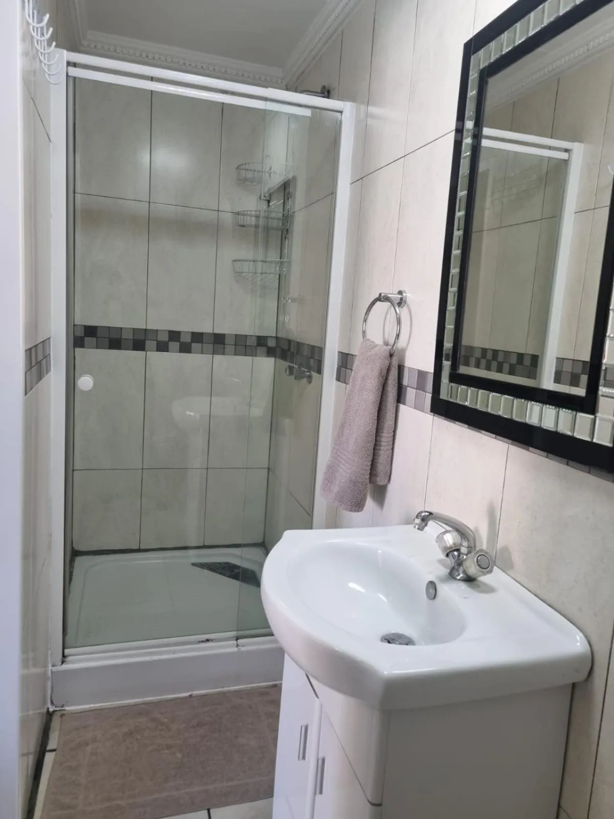 Shower in Airport Inn Bed and Breakfast