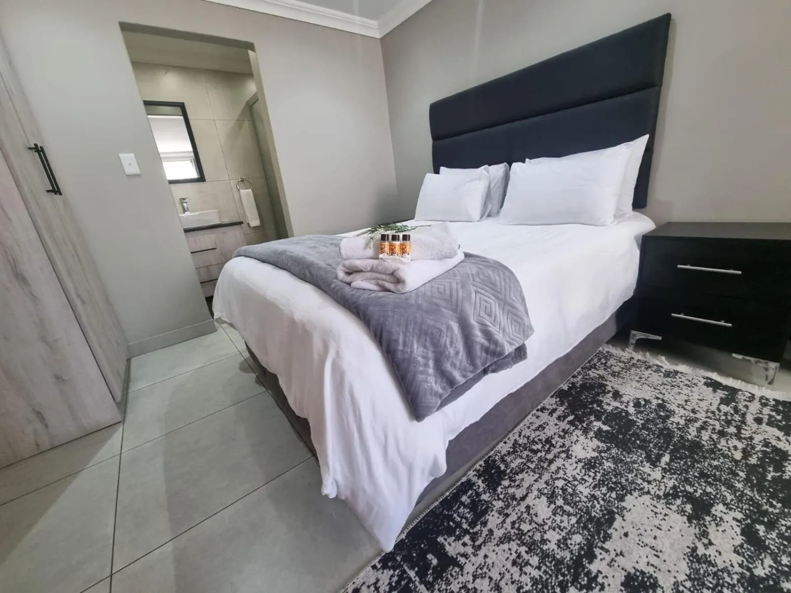 Photo of the whole room, Bed in Airport Inn Bed and Breakfast