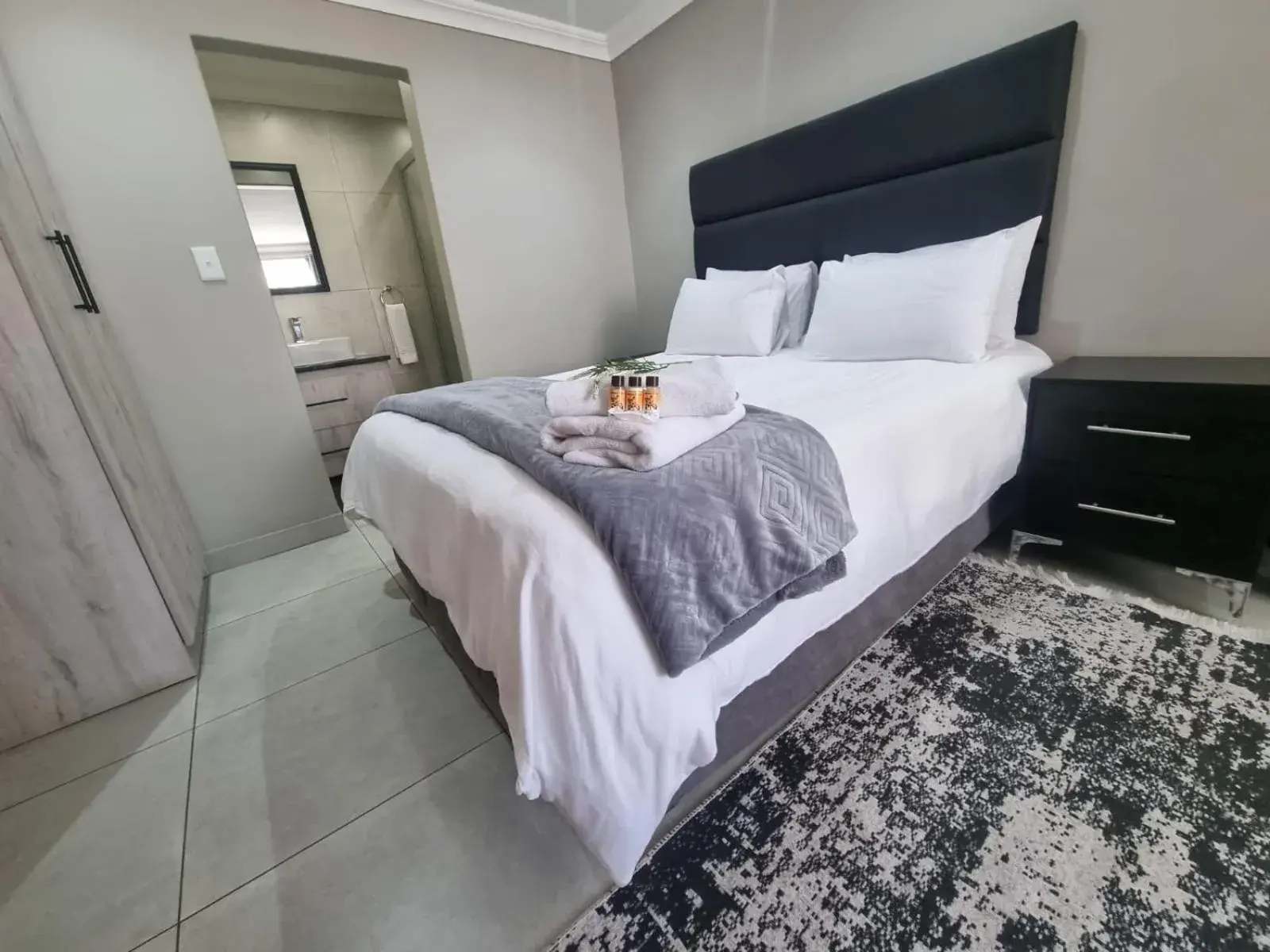 Photo of the whole room, Bed in Airport Inn Bed and Breakfast Photo of the whole room, Bed in Airport Inn Bed and Breakfast