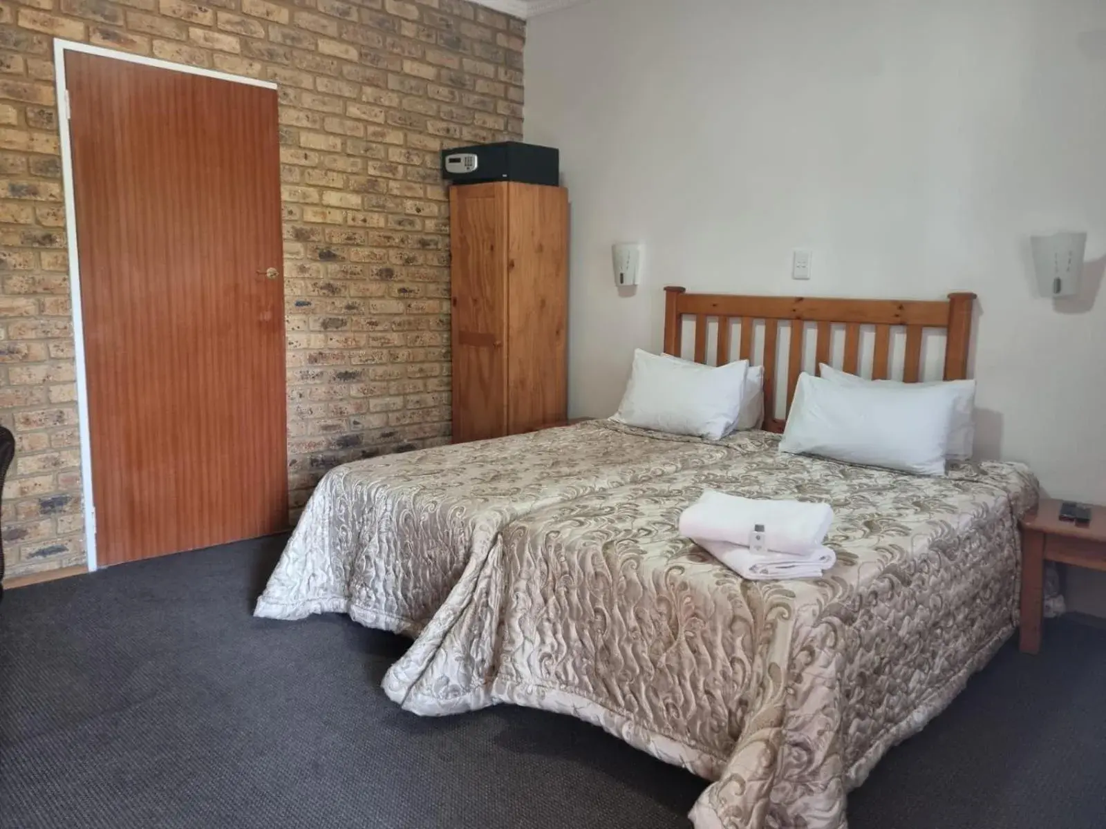 Standard Twin Room in Airport Inn Bed and Breakfast Standard Twin Room in Airport Inn Bed and Breakfast