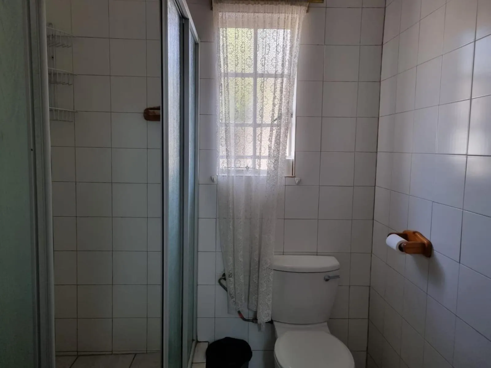 Shower in Airport Inn Bed and Breakfast