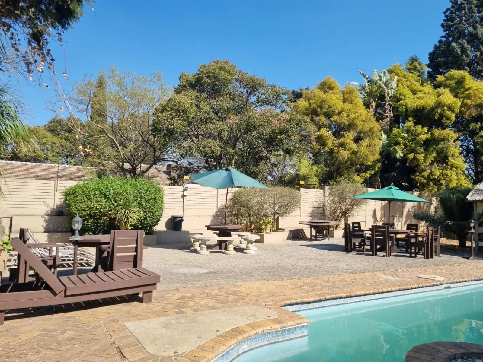 Swimming pool in Airport Inn Bed and Breakfast