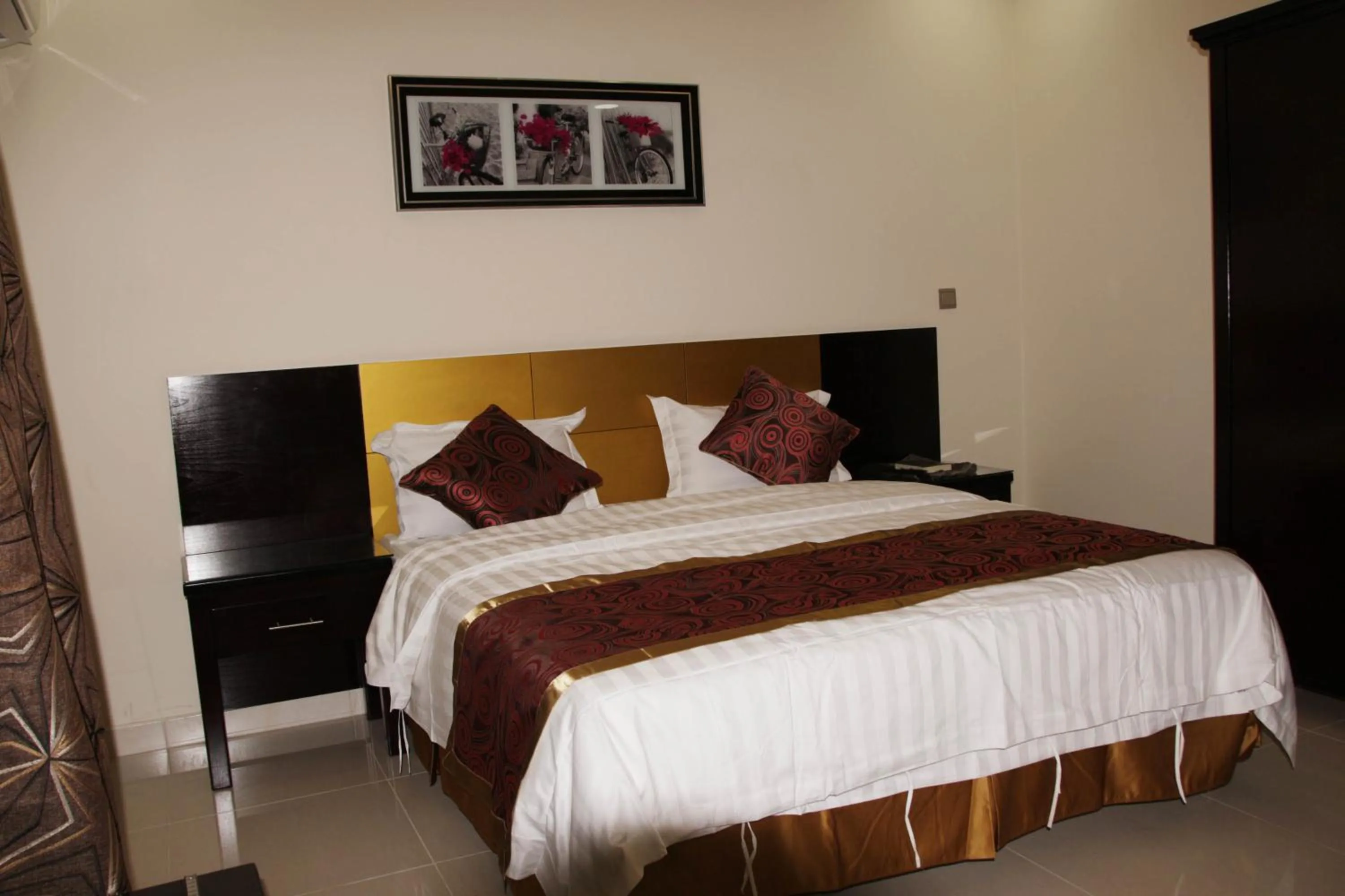 Bedroom, Bed in Aros Al Faisaliah Furnished Units