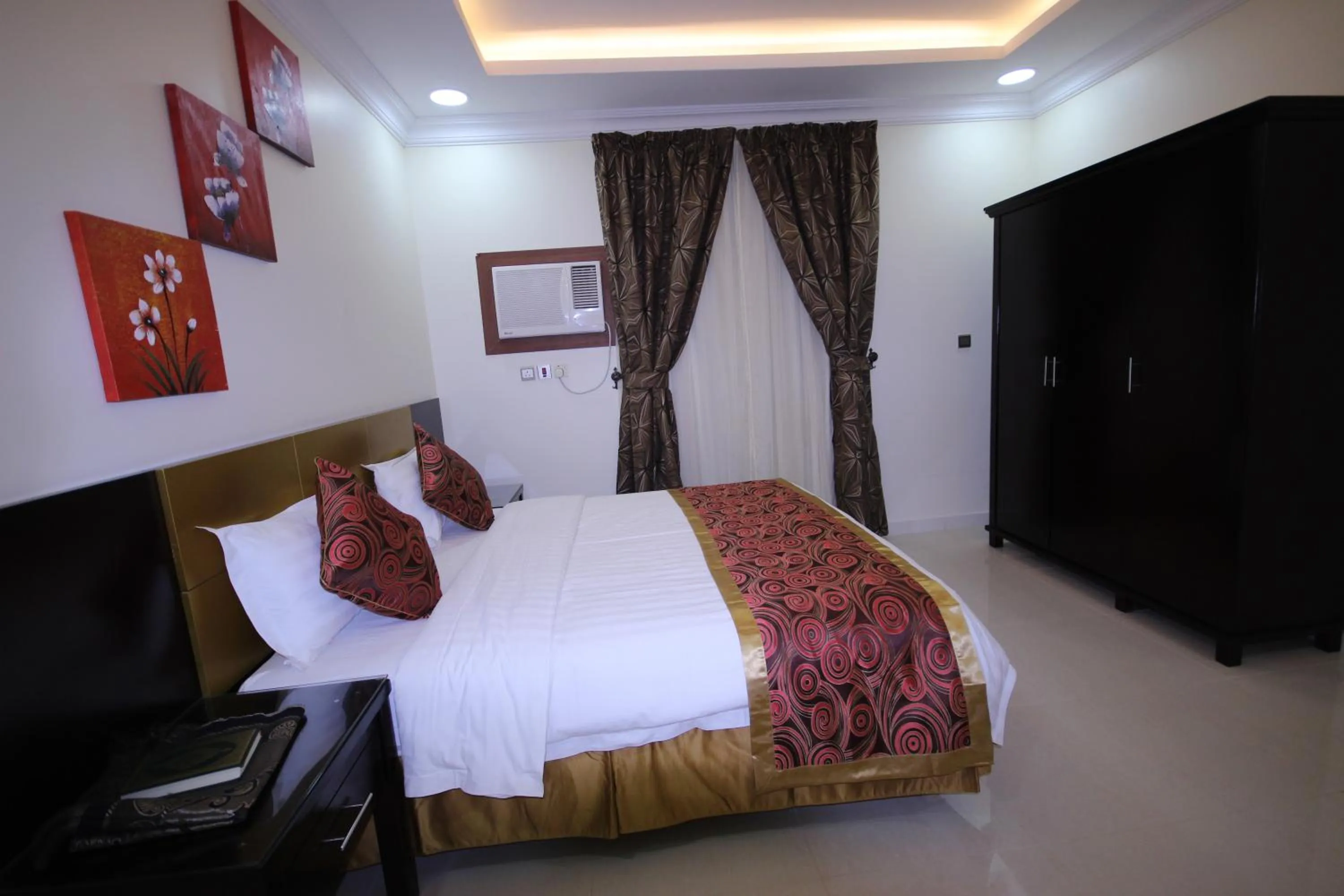 Bedroom, Bed in Aros Al Faisaliah Furnished Units