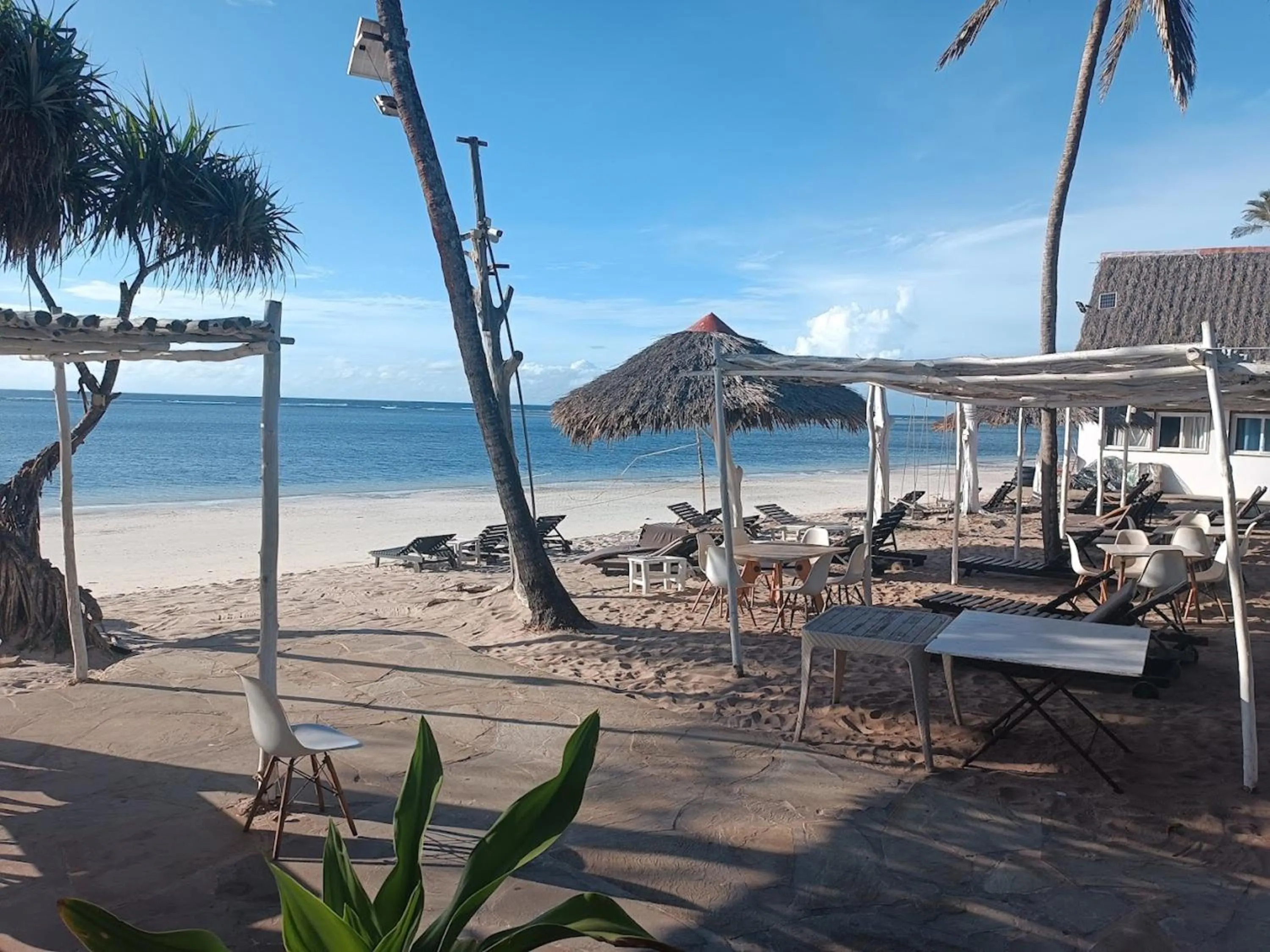 Restaurant/places to eat in Bahari Dhow Beach Villas