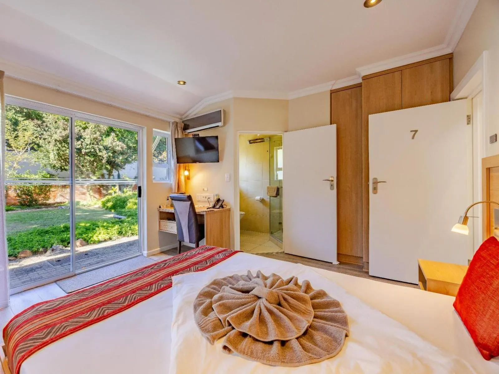 Bed in Hajo's Lodge & Spa