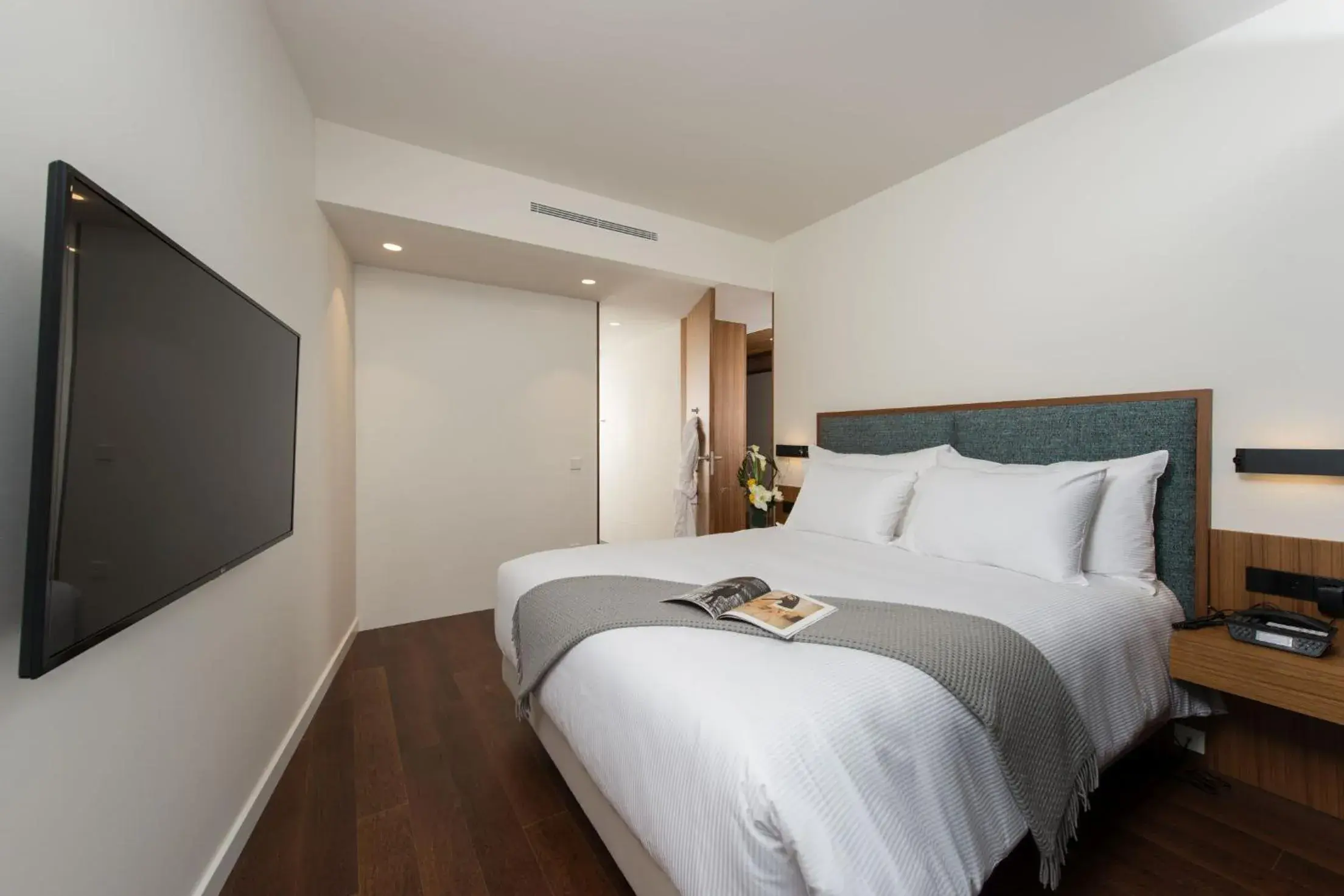 TV and multimedia, Bed in Fraser Suites Geneva - Serviced Apartments TV and multimedia, Bed in Fraser Suites Geneva - Serviced Apartments