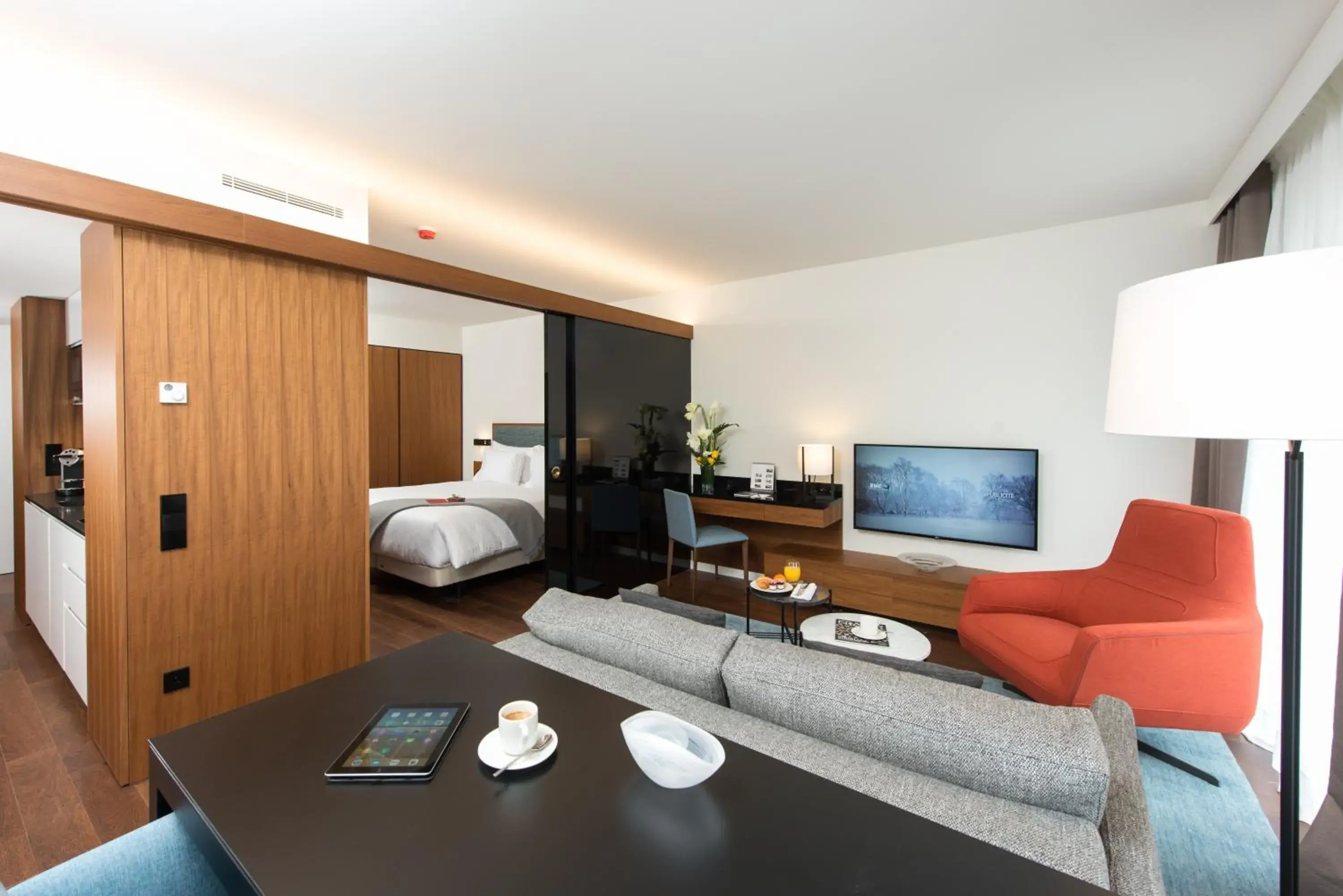 TV and multimedia, Bed in Fraser Suites Geneva - Serviced Apartments TV and multimedia, Bed in Fraser Suites Geneva - Serviced Apartments