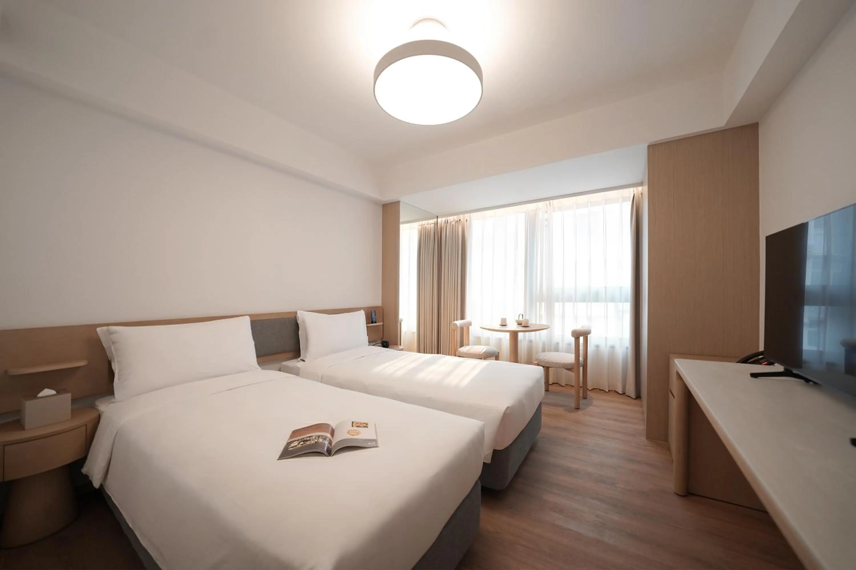 Bed in Stage Well Hotel