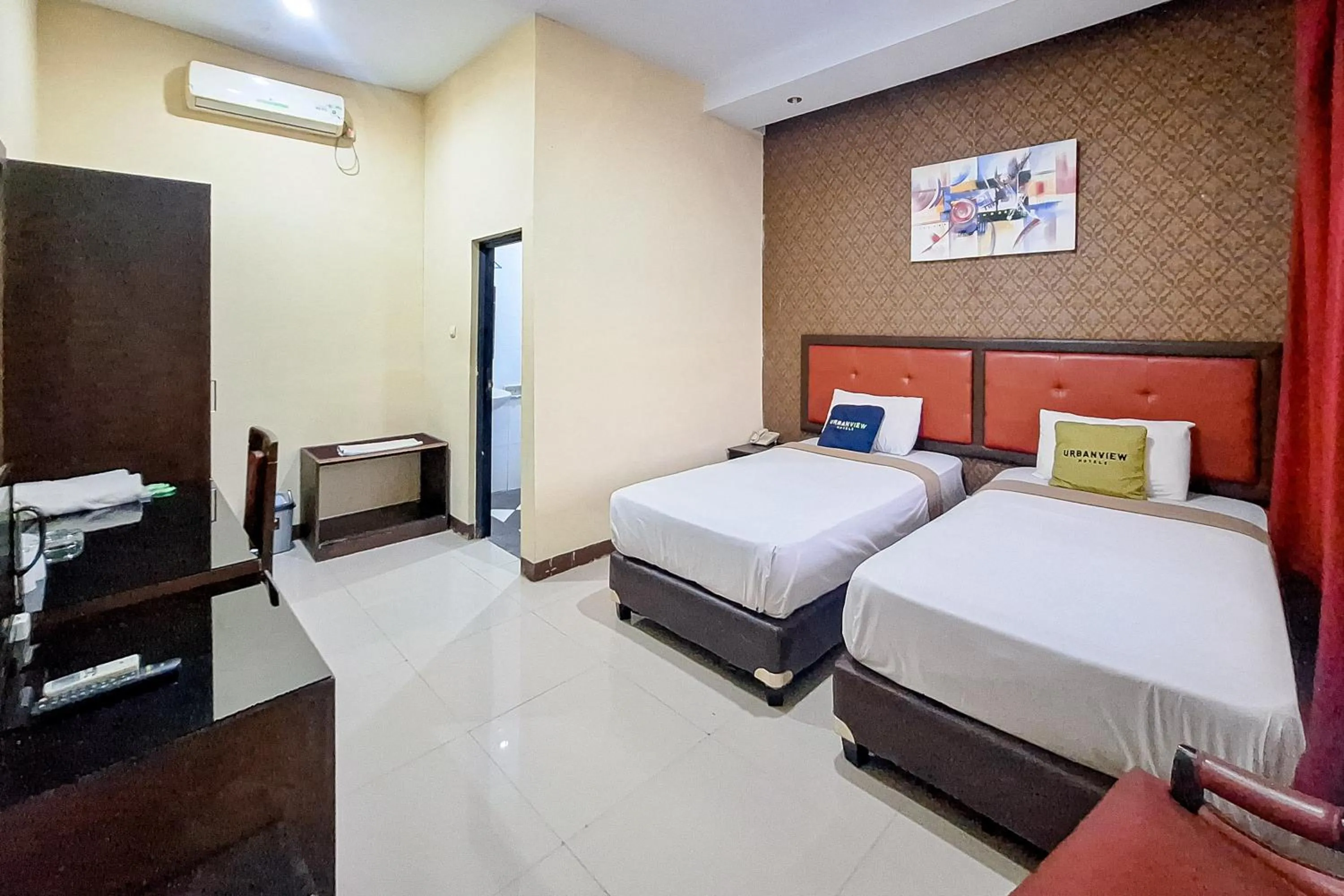 Superior Twin Room in Urbanview Hotel Gumilang Puncak