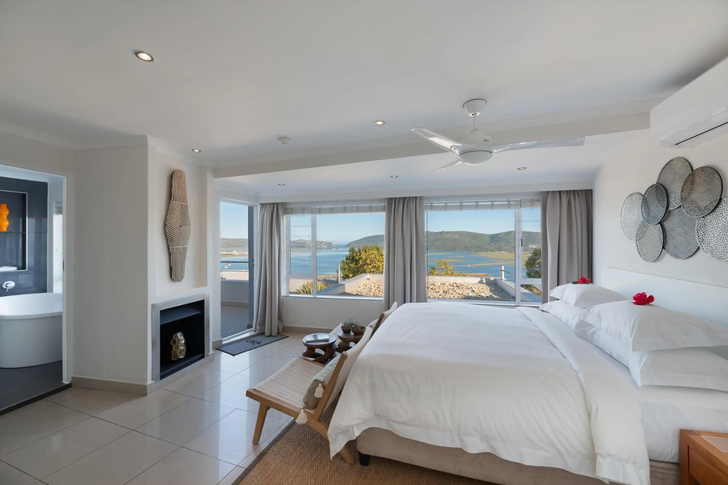 Bed in Villa Afrikana Guest Suites by Knysna Paradise Collection