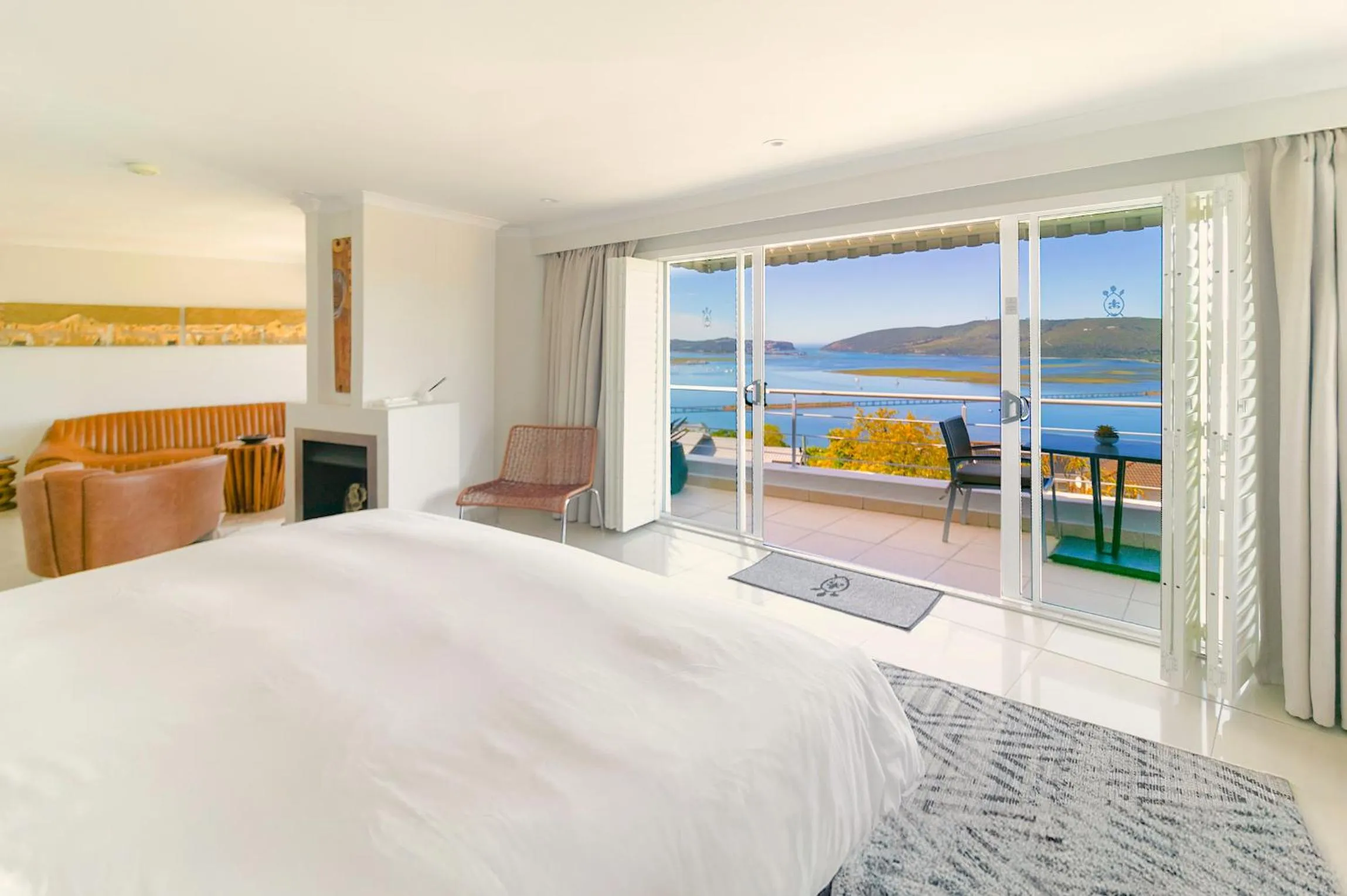 Bed in Villa Afrikana Guest Suites by Knysna Paradise Collection