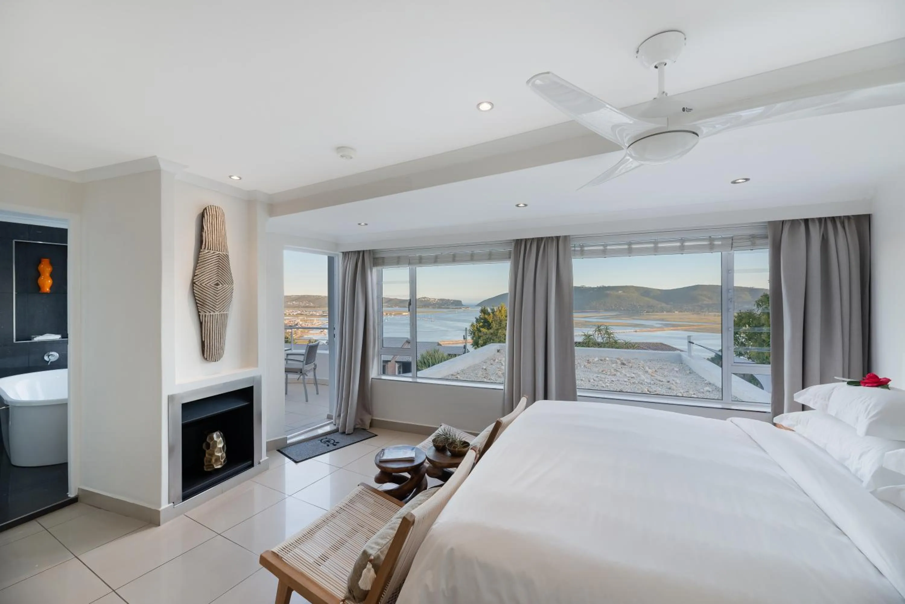 Bed in Villa Afrikana Guest Suites by Knysna Paradise Collection