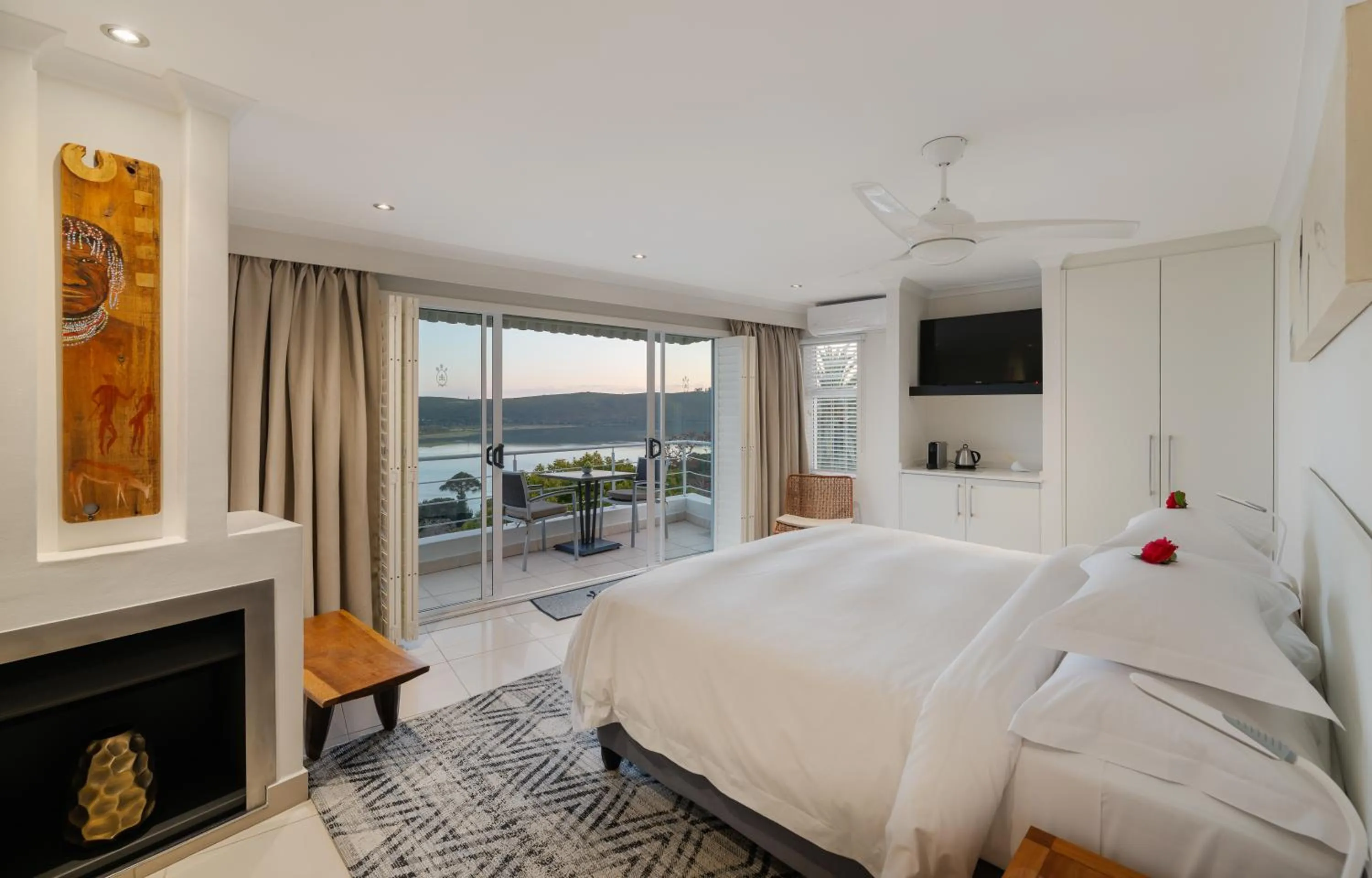 Bed in Villa Afrikana Guest Suites by Knysna Paradise Collection