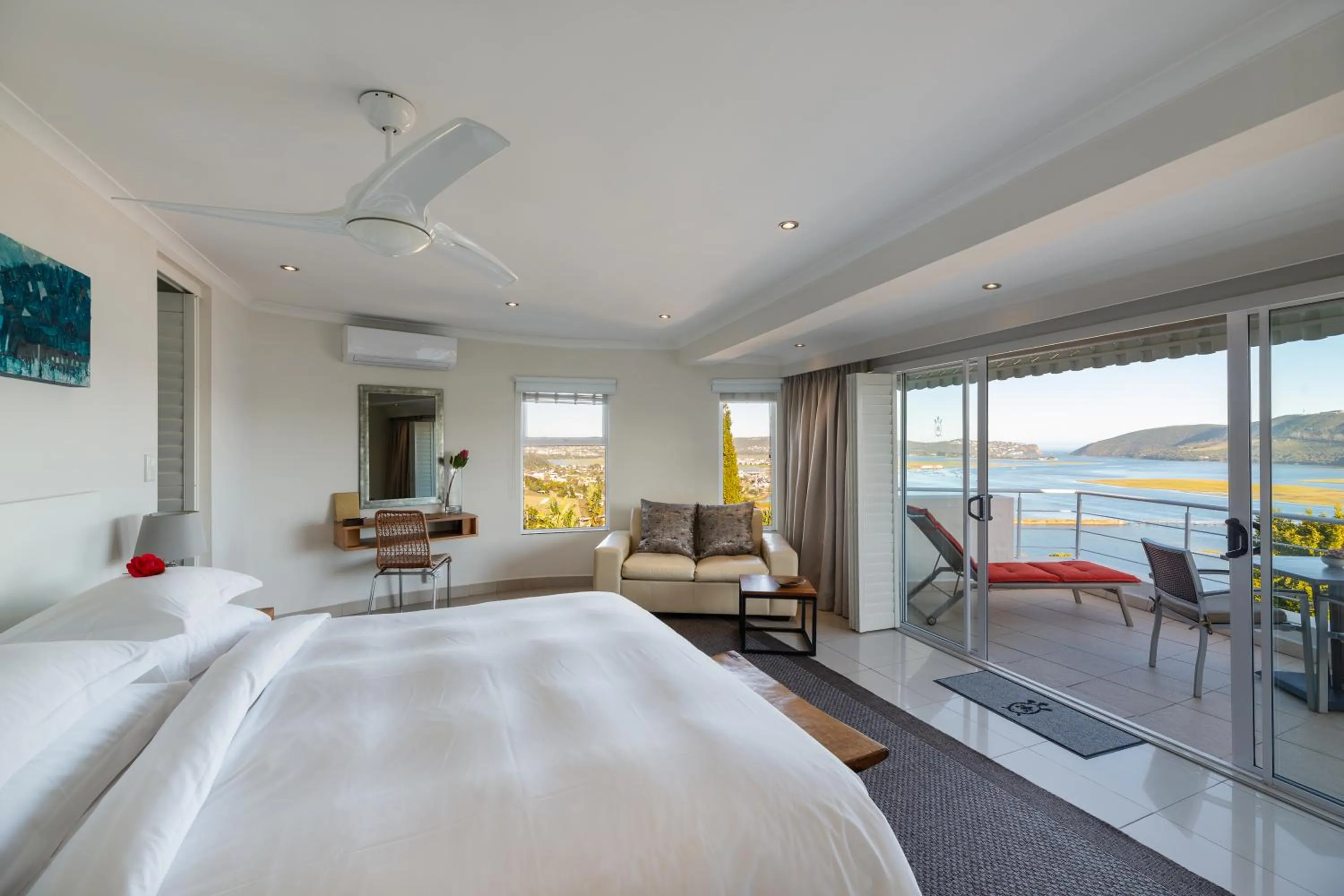 Bed in Villa Afrikana Guest Suites by Knysna Paradise Collection