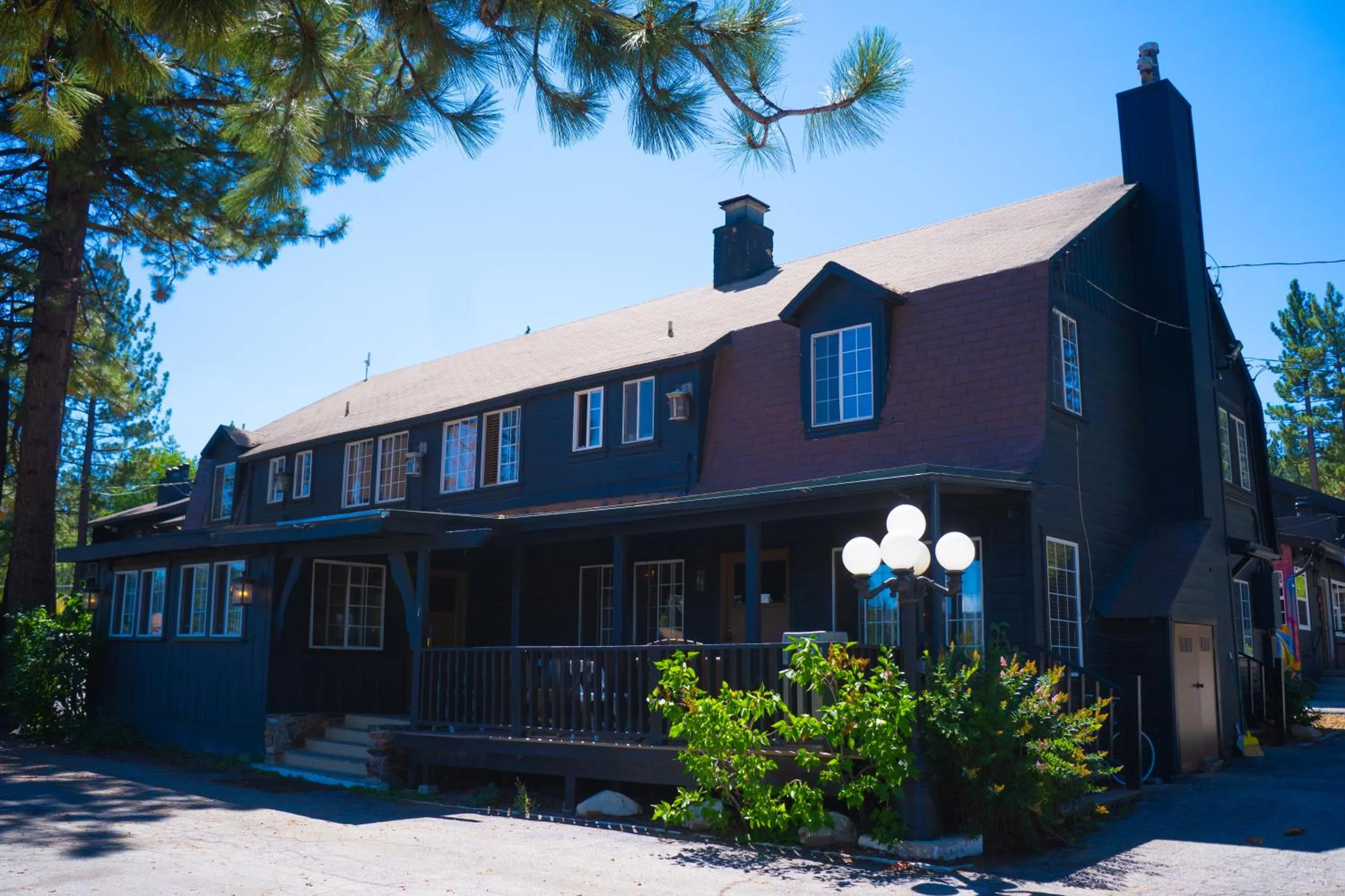 Property building in Sessions Retreat & Hotel