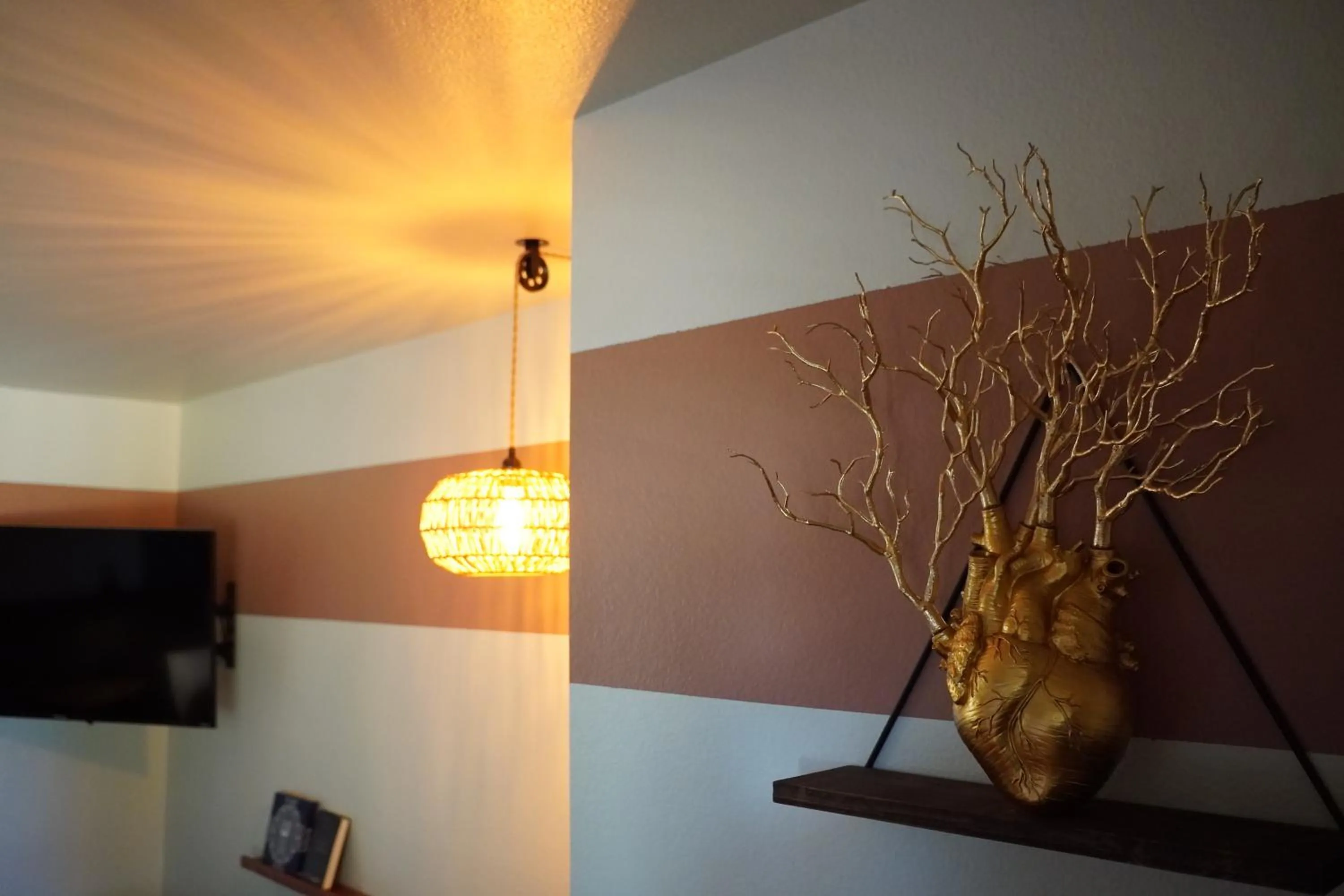 TV and multimedia in Sessions Retreat & Hotel