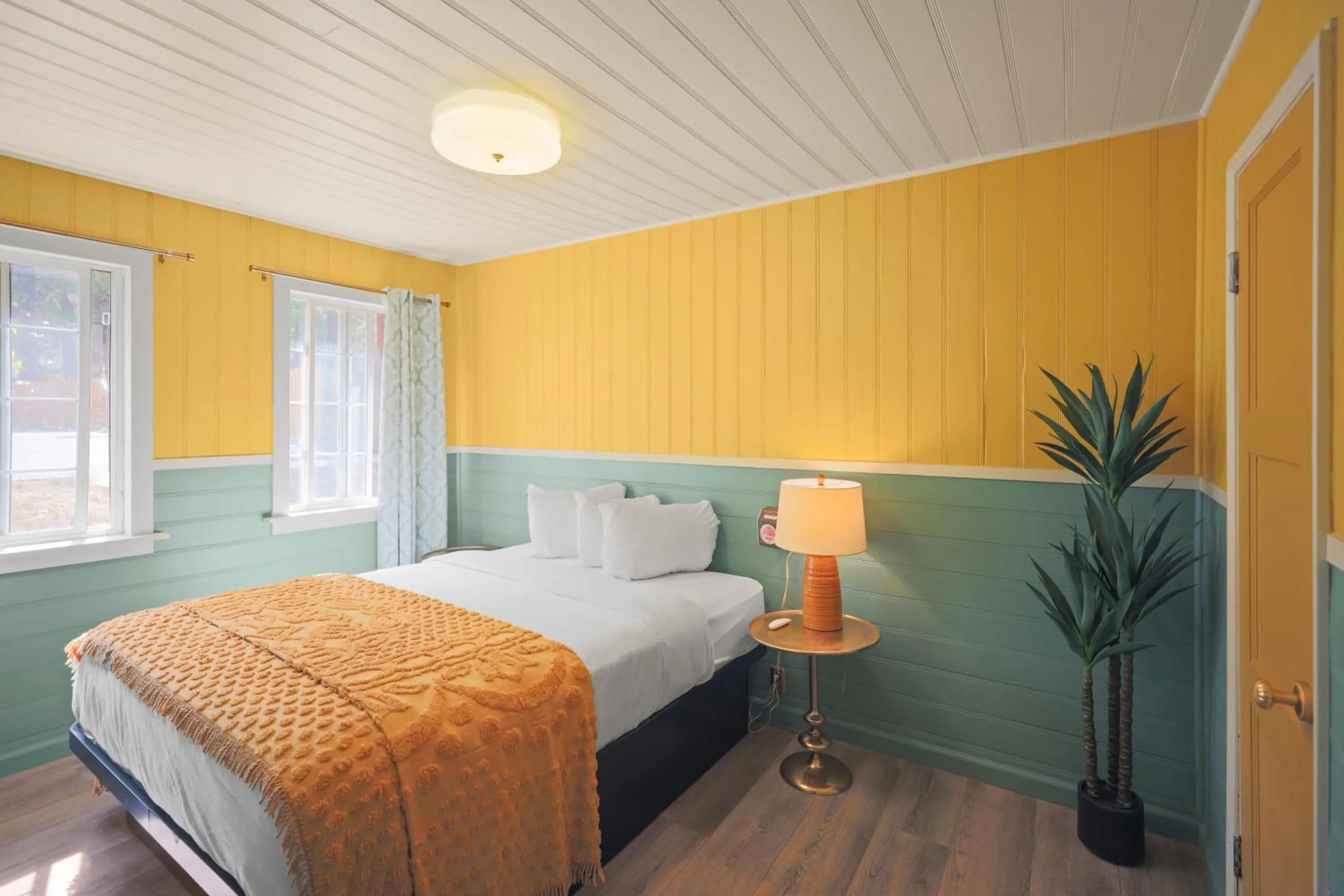 Bedroom, Bed in Sessions Retreat & Hotel