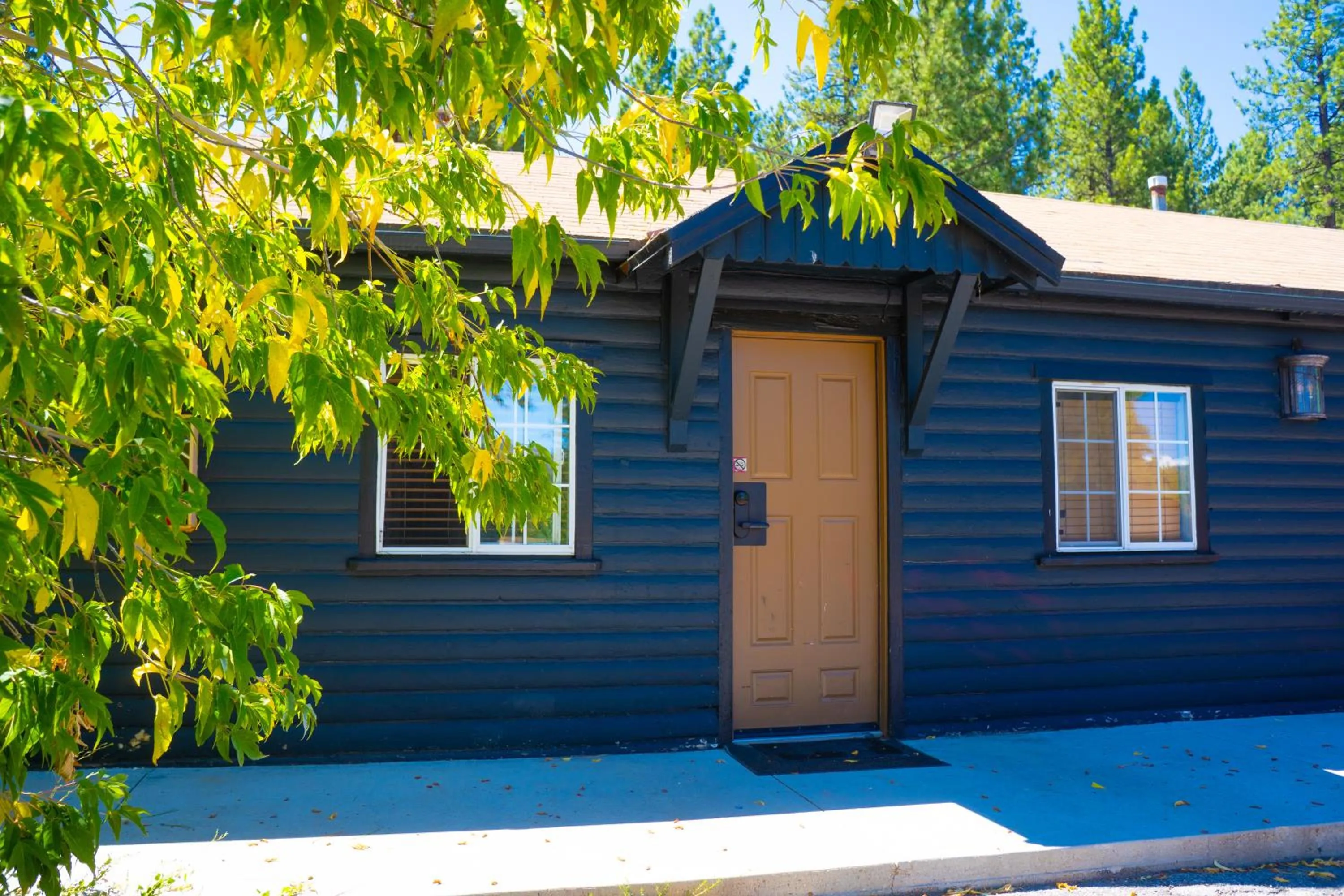 Property building in Sessions Retreat & Hotel