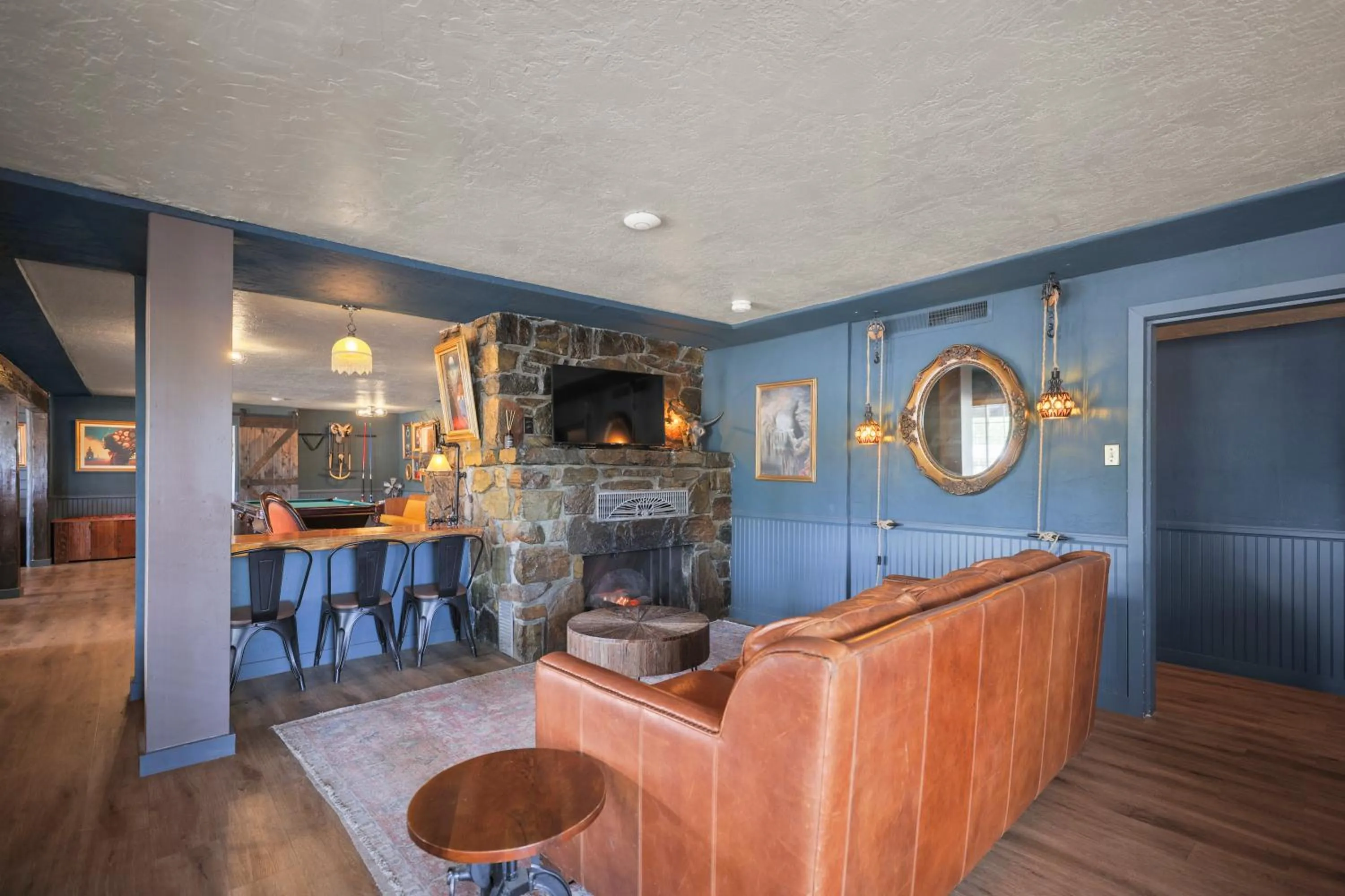 Communal lounge/ TV room in Sessions Retreat & Hotel