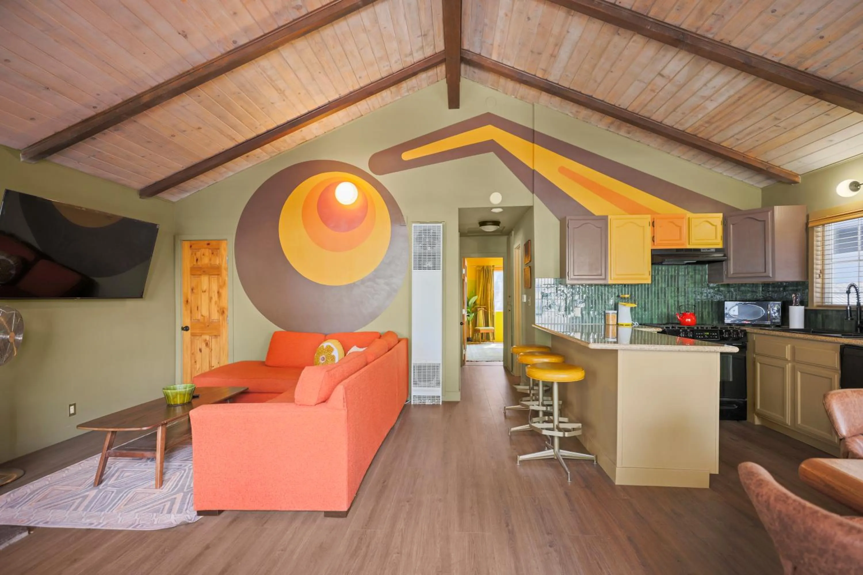 TV and multimedia in Sessions Retreat & Hotel