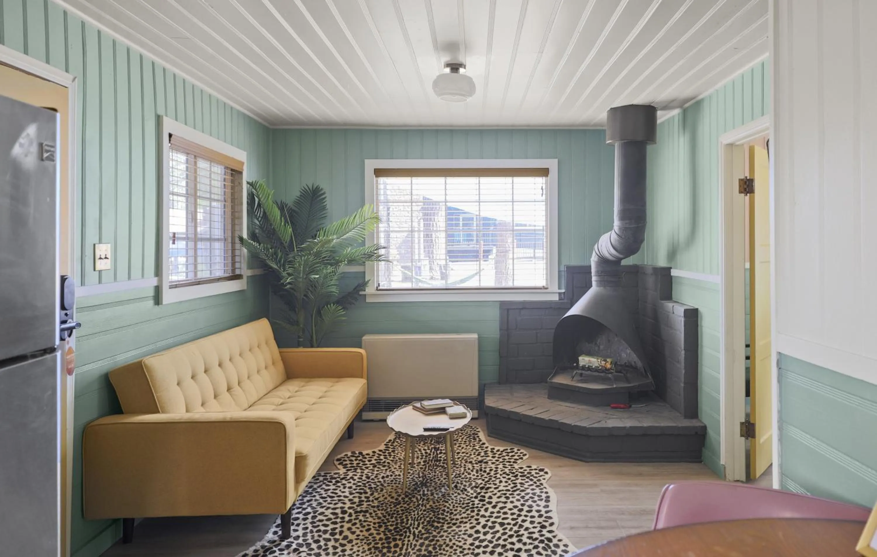 TV and multimedia in Sessions Retreat & Hotel