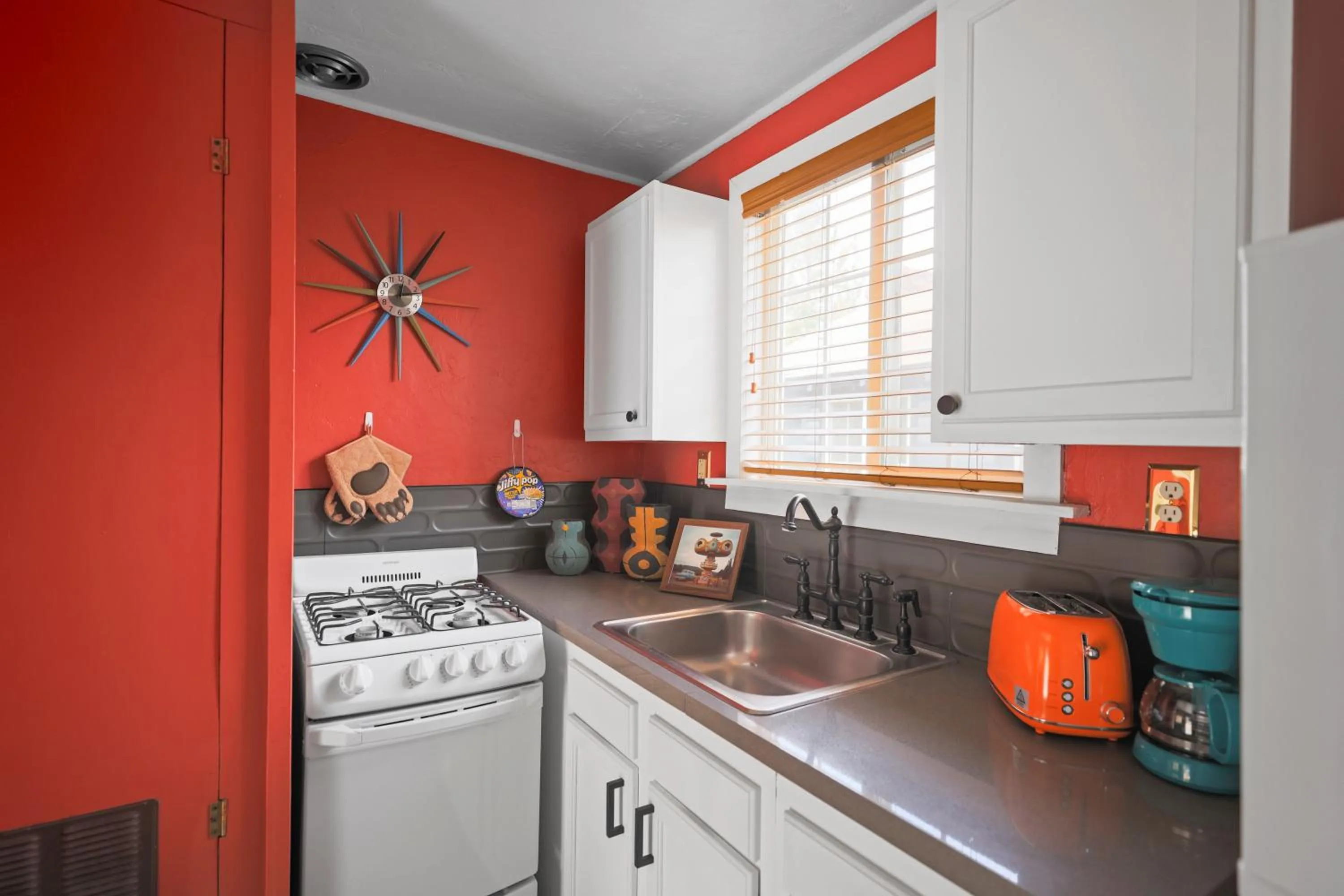 Kitchen or kitchenette in Sessions Retreat & Hotel