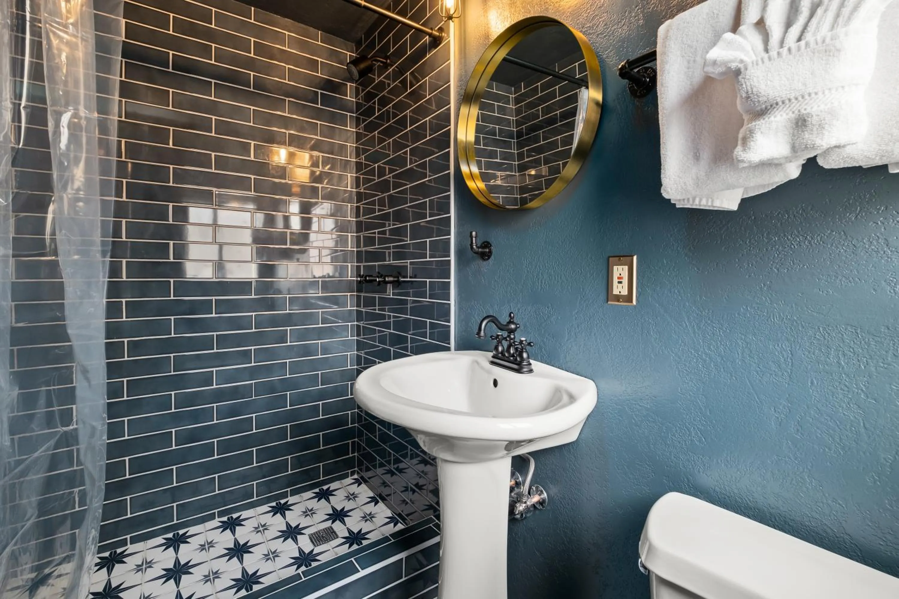 Shower in Sessions Retreat & Hotel