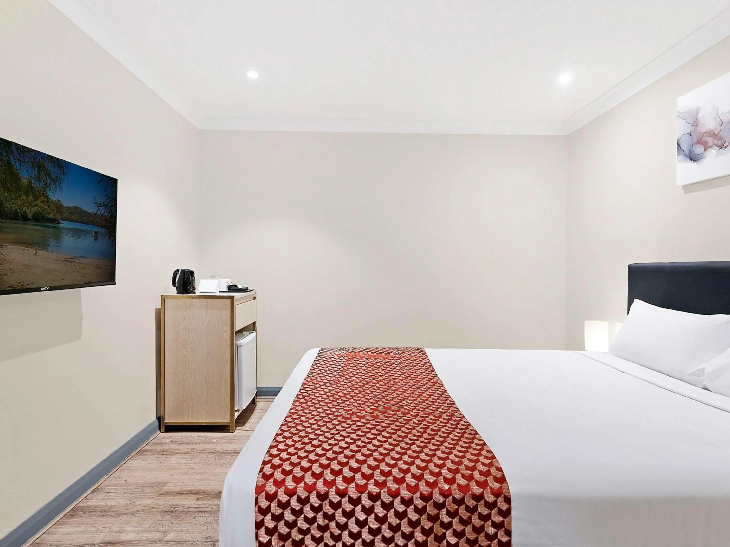 Standard King Room in BreakFree on Broadway Sydney, an Accor Hotel