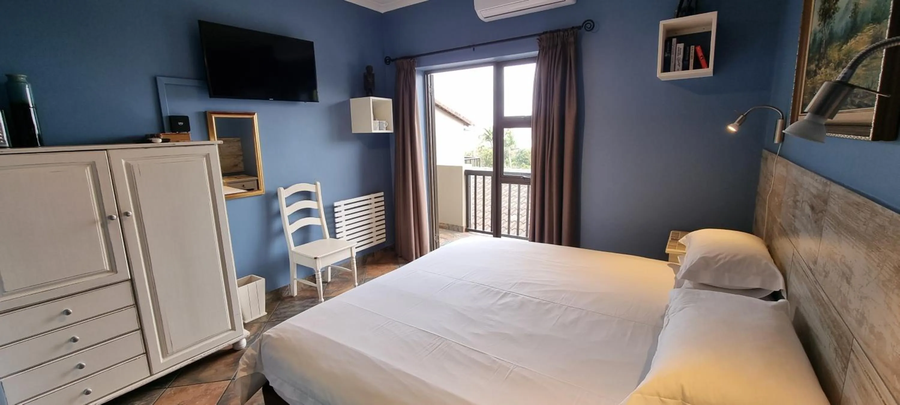 Photo of the whole room, Bed in Crooked Tree Cottage