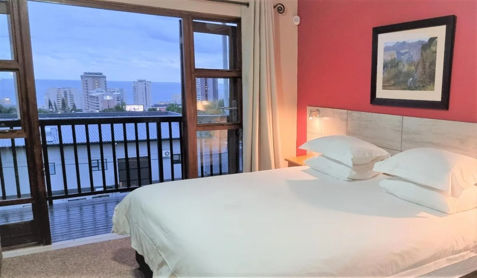 Bedroom, Bed in Crooked Tree Cottage