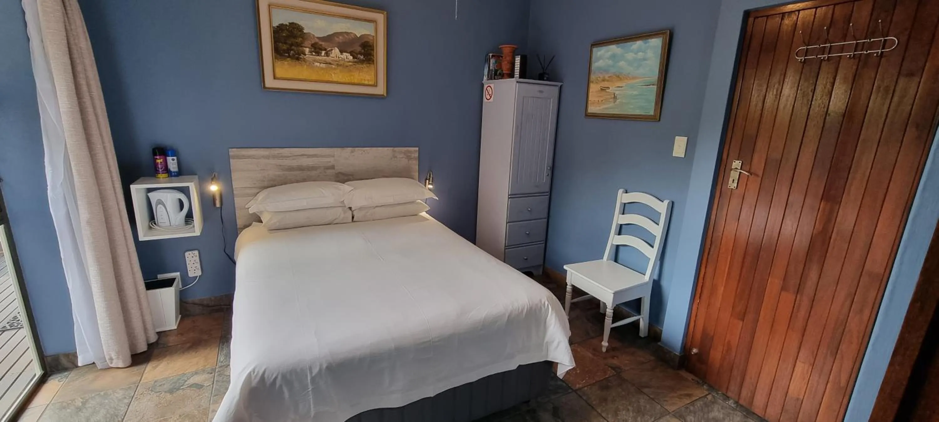 Photo of the whole room, Bed in Crooked Tree Cottage