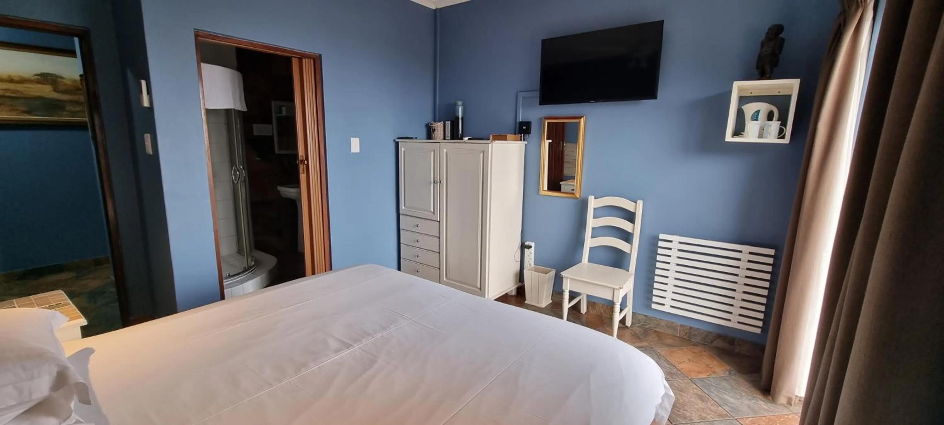 Photo of the whole room, Bed in Crooked Tree Cottage