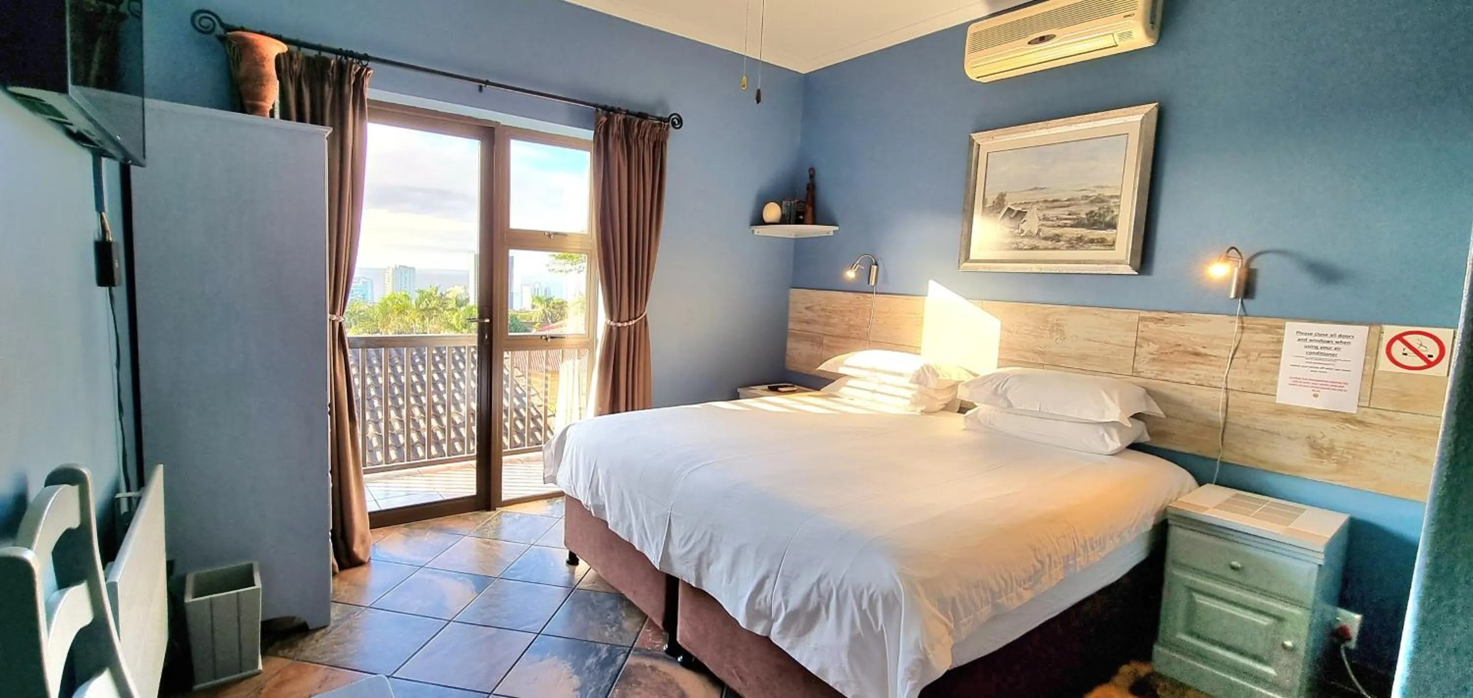 Photo of the whole room, Bed in Crooked Tree Cottage