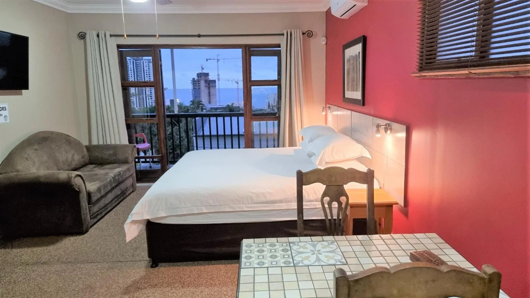 Bedroom, Bed in Crooked Tree Cottage