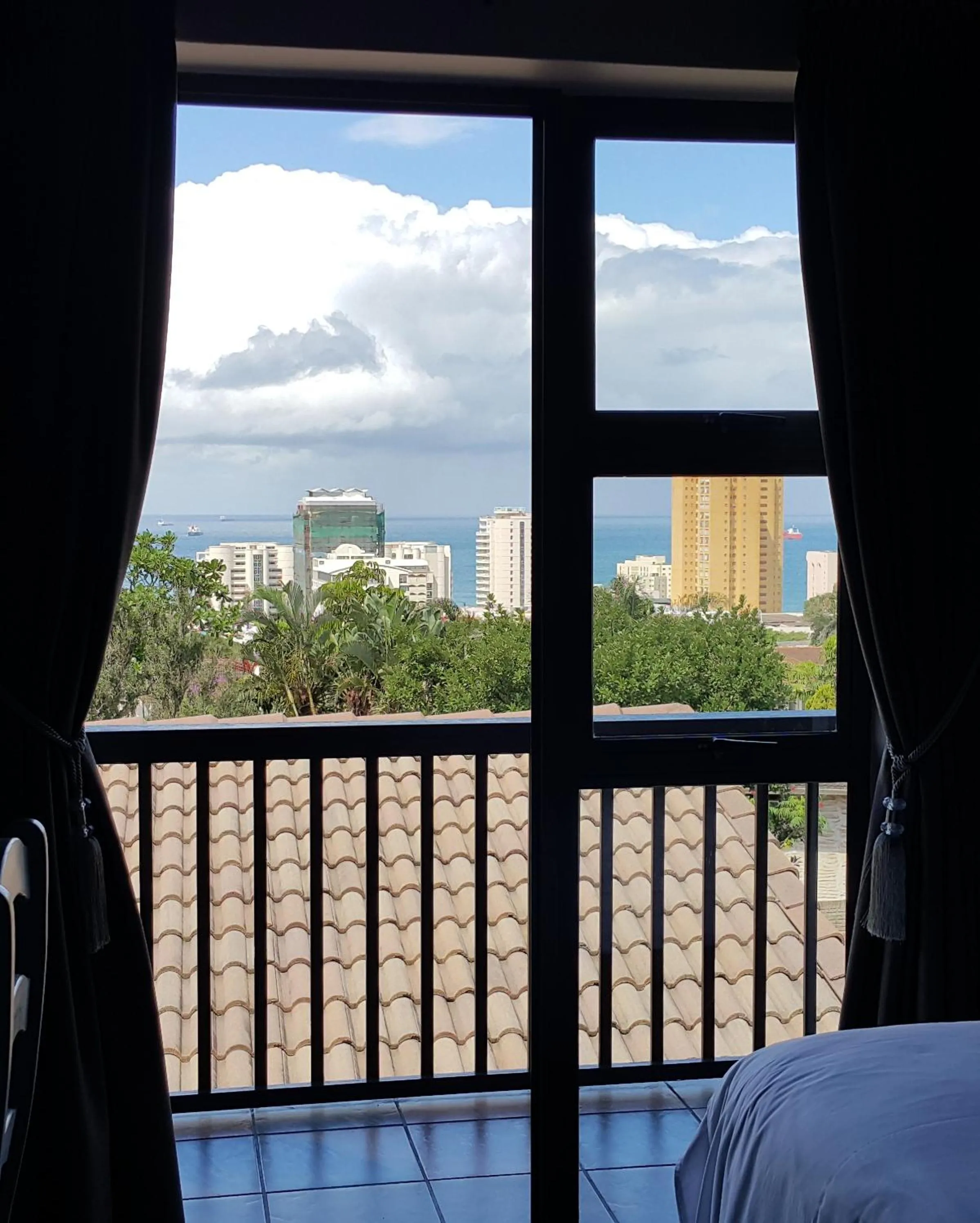 Sea view, Bed in Crooked Tree Cottage