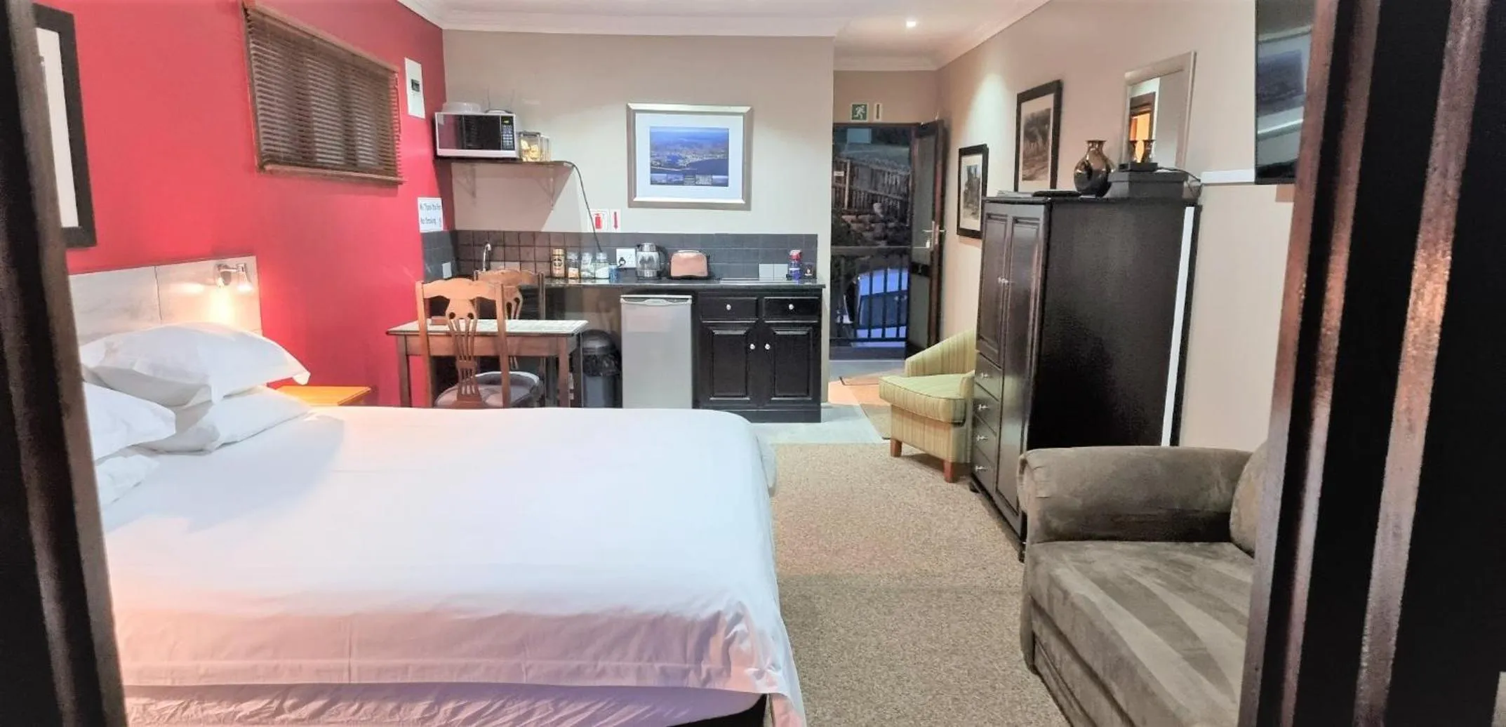 Bedroom, Bed in Crooked Tree Cottage