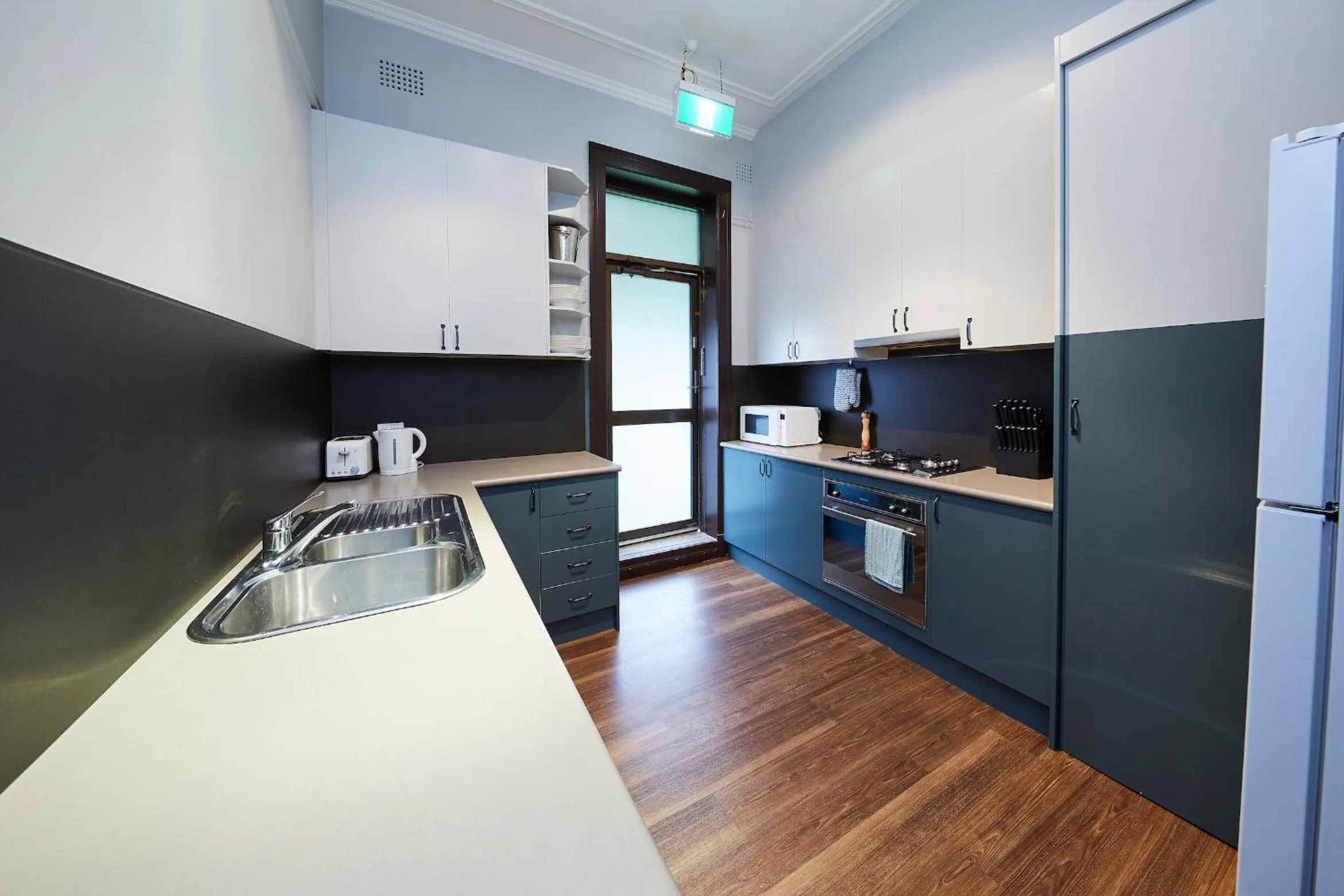 Communal kitchen in Bridgeview Hotel Willoughby