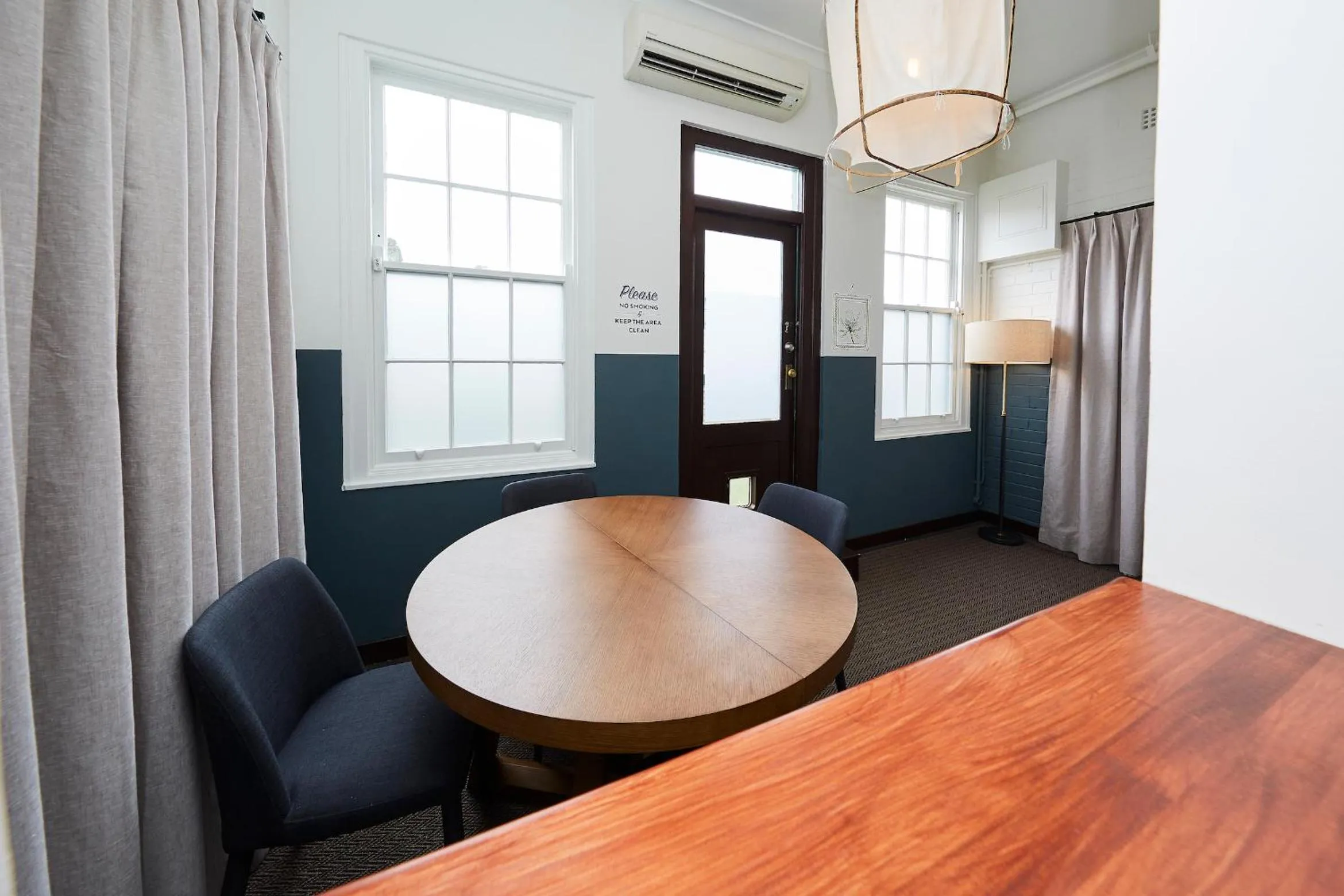 Communal kitchen in Bridgeview Hotel Willoughby