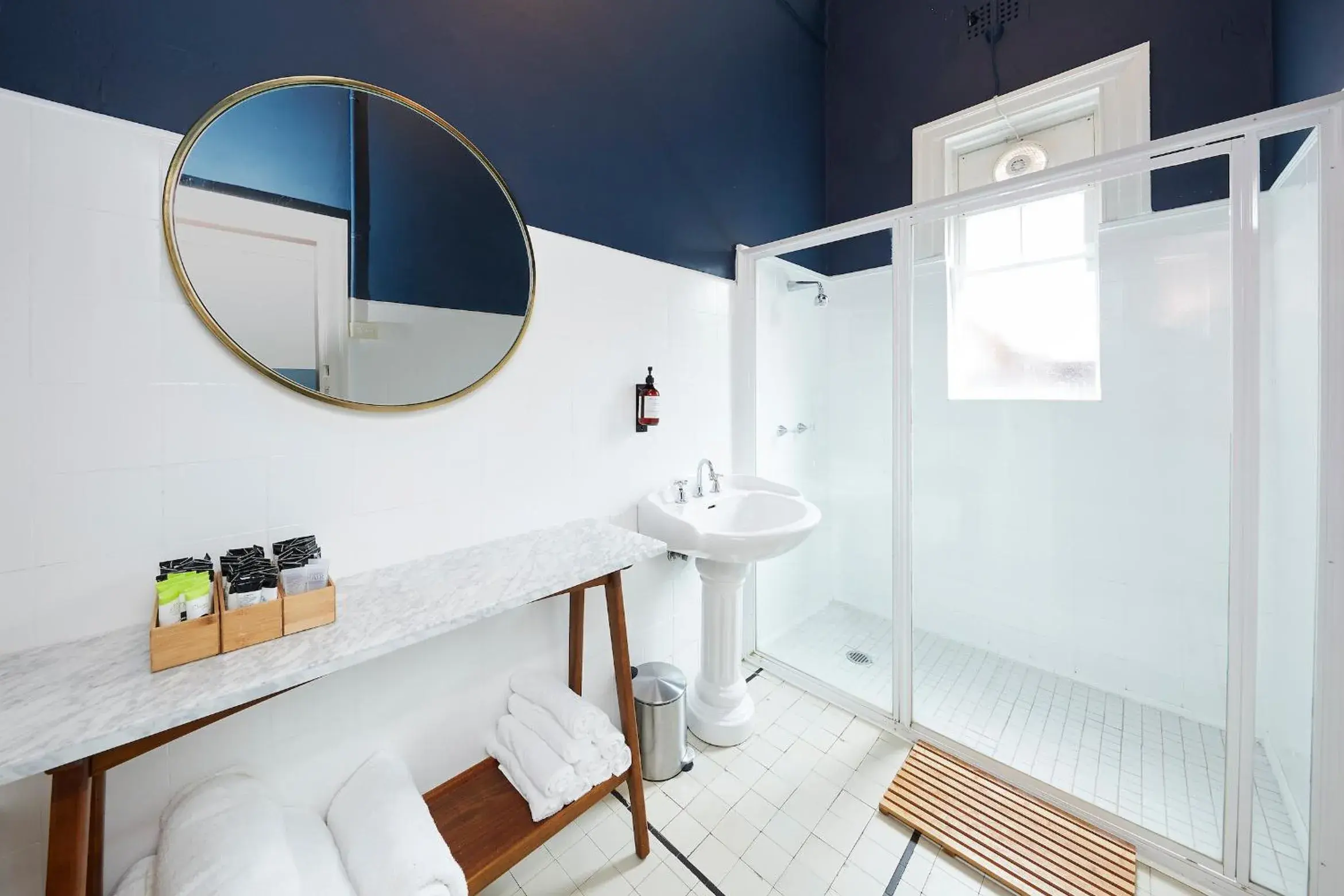 Property building in Bridgeview Hotel Willoughby Property building in Bridgeview Hotel Willoughby