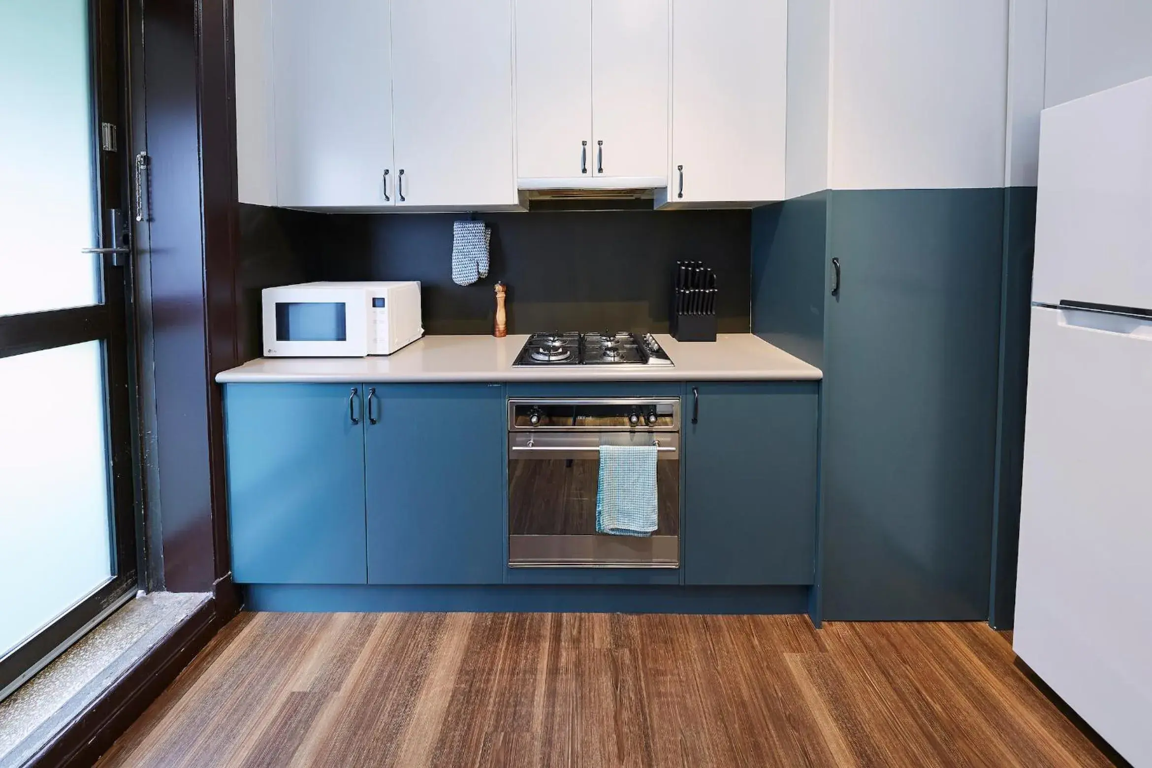 Communal kitchen in Bridgeview Hotel Willoughby Communal kitchen in Bridgeview Hotel Willoughby