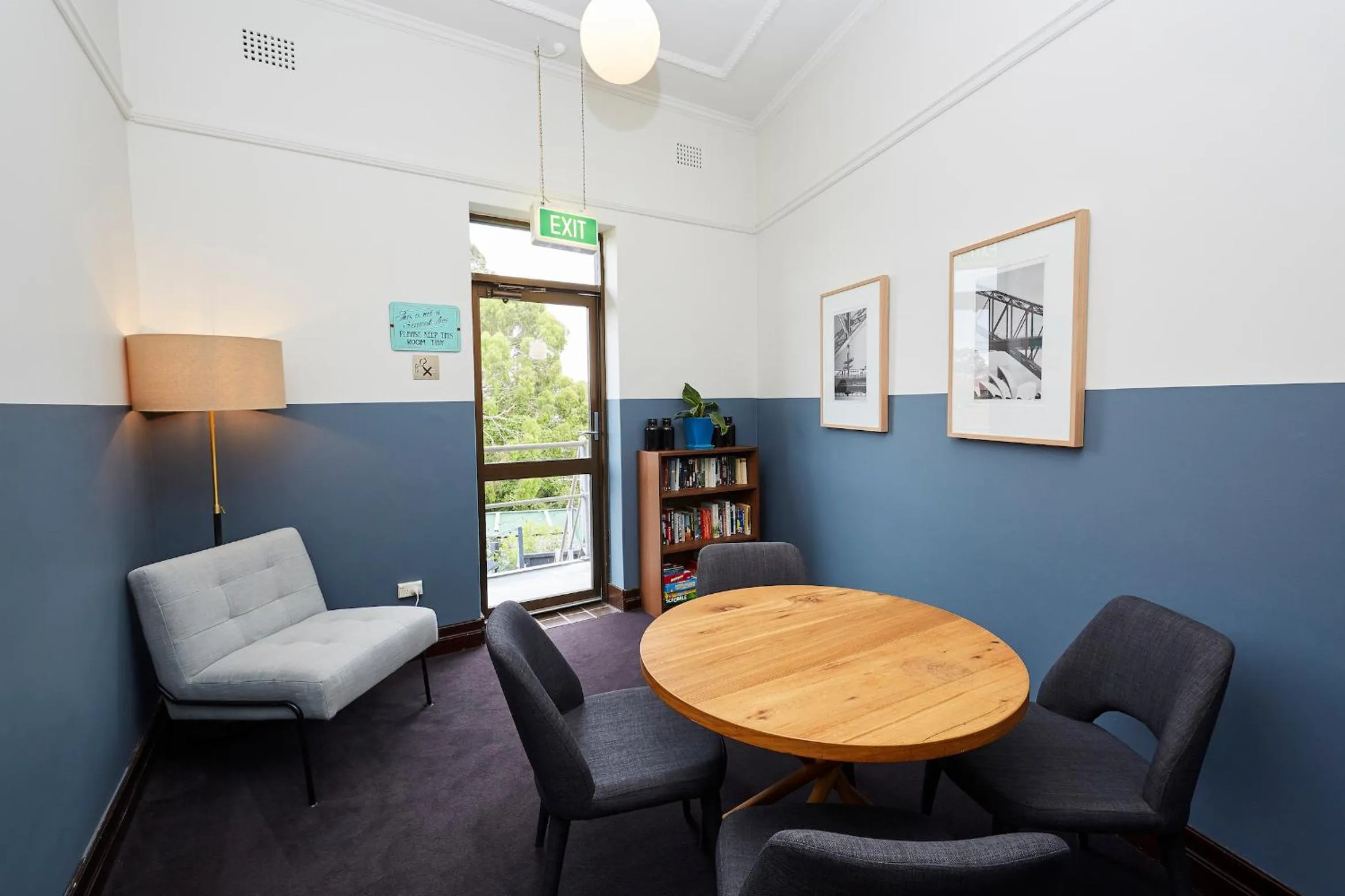 Communal lounge/ TV room in Bridgeview Hotel Willoughby