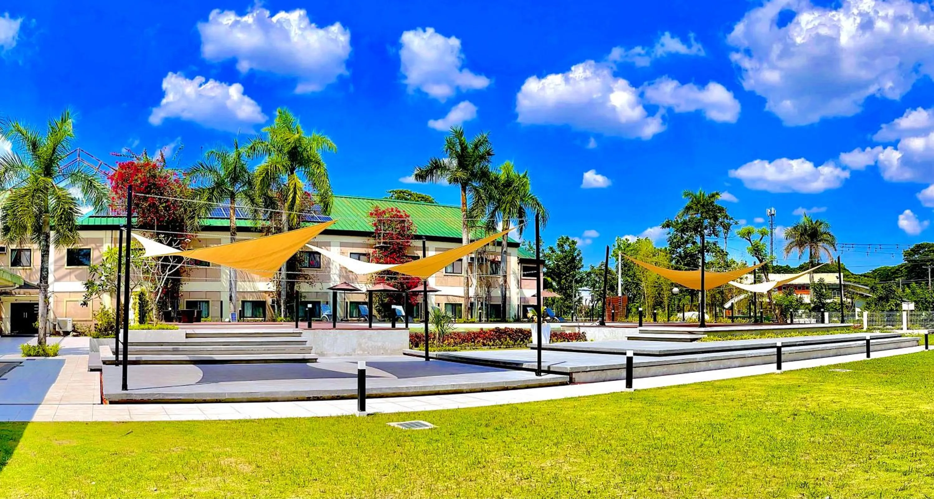 Swimming pool in Luisita Central Park Hotel