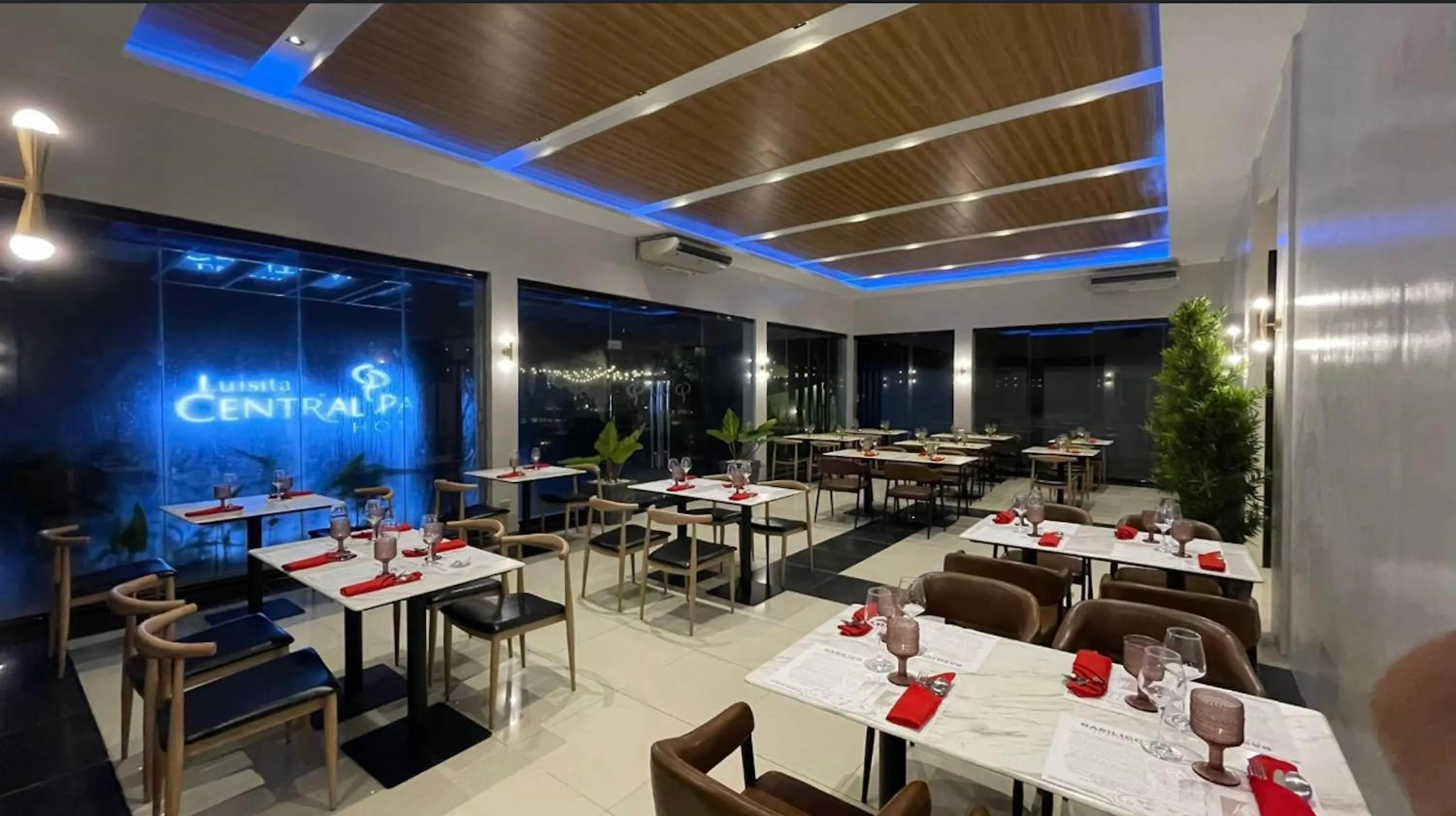 Restaurant/places to eat in Luisita Central Park Hotel