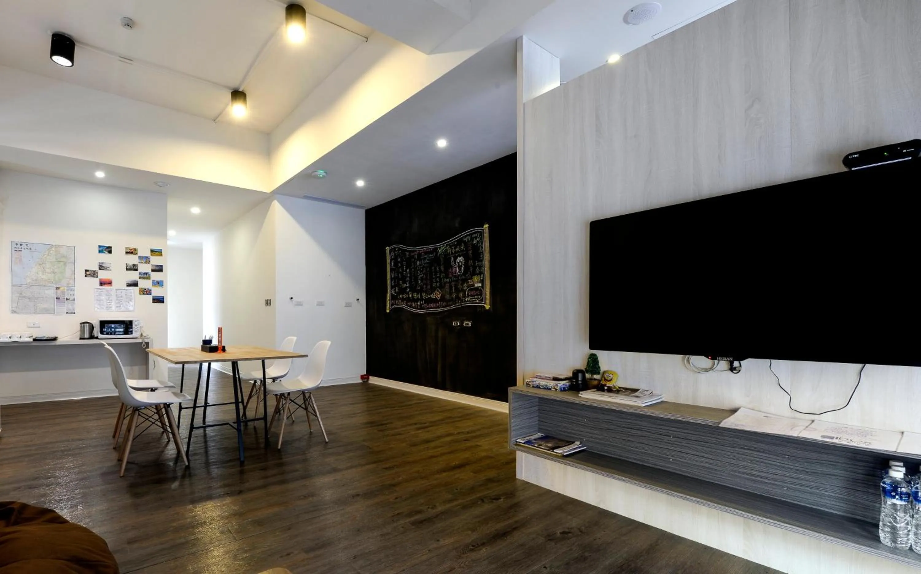 Communal lounge/ TV room in Taichung Box Design Hotels