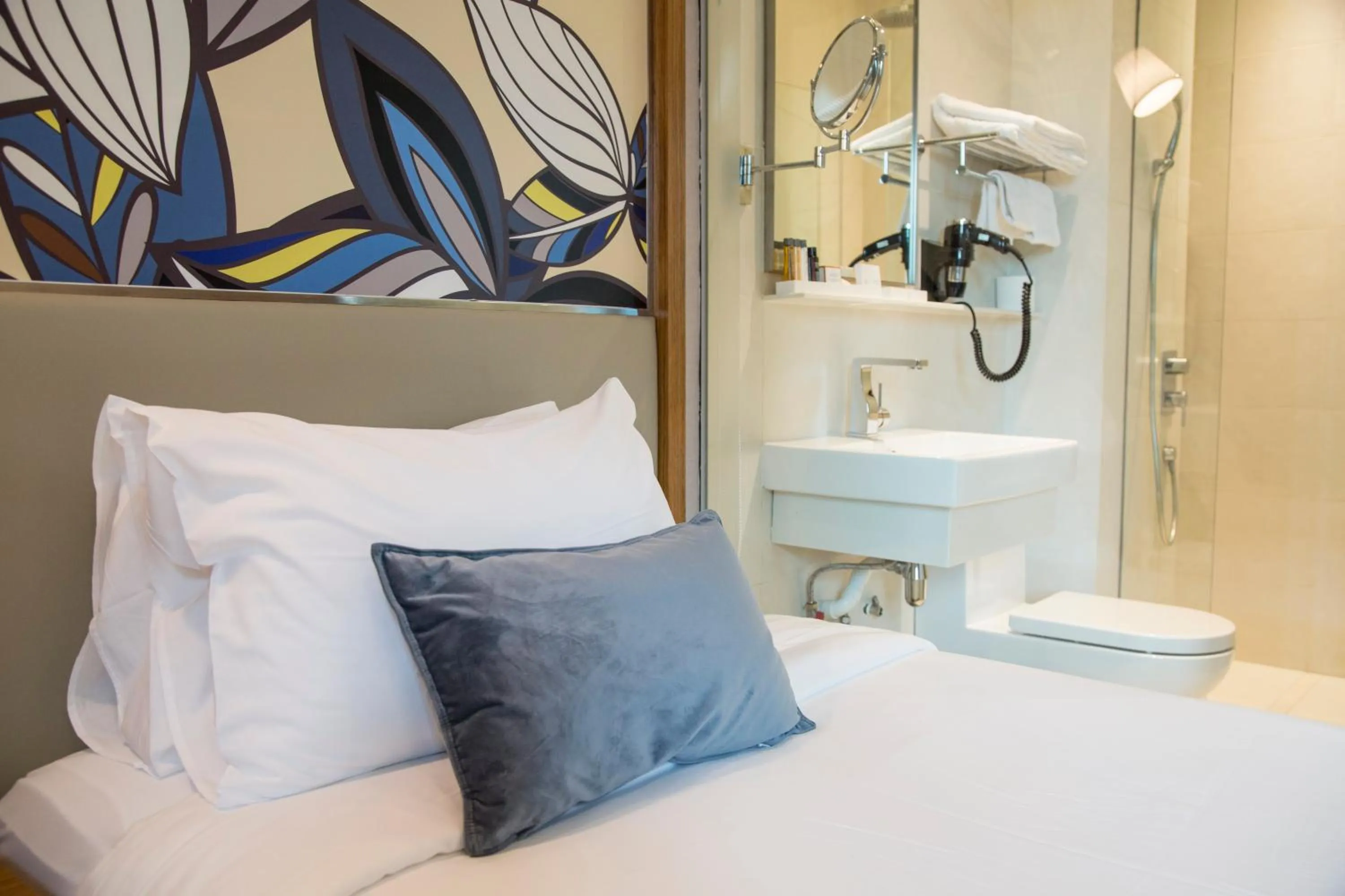 Bed in Hotel Bencoolen at Hong Kong Street