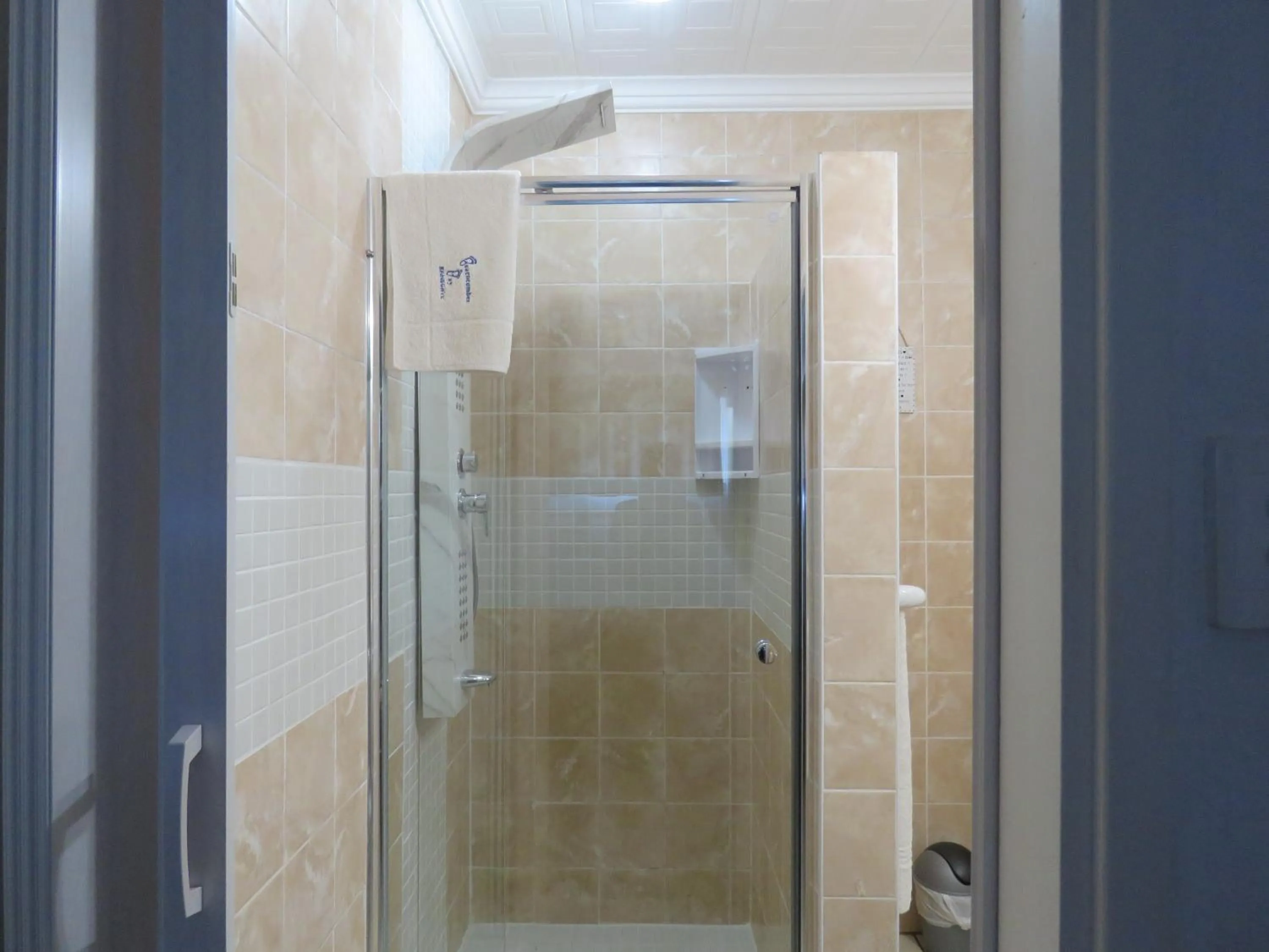 Shower in Beachcomber Bay Guest House In South Africa