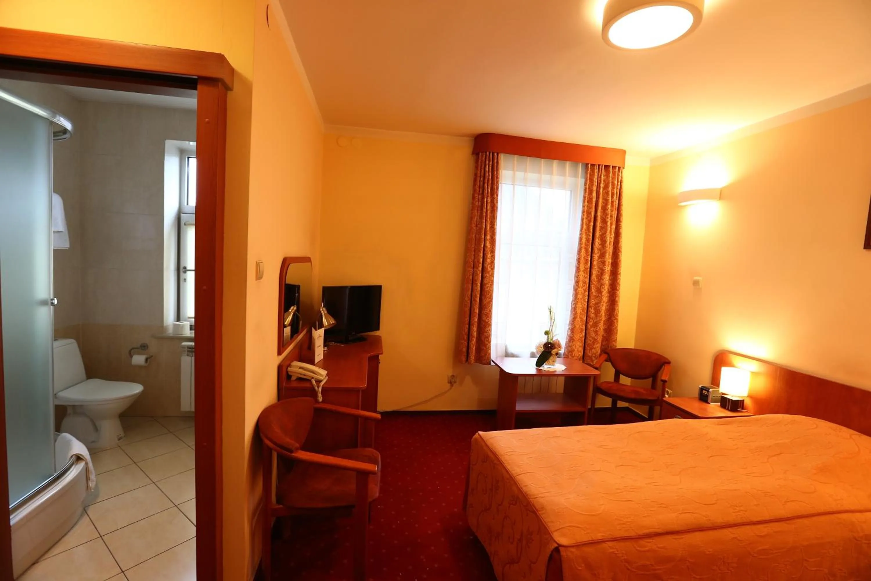 Shower, Bed in Hotel Korona