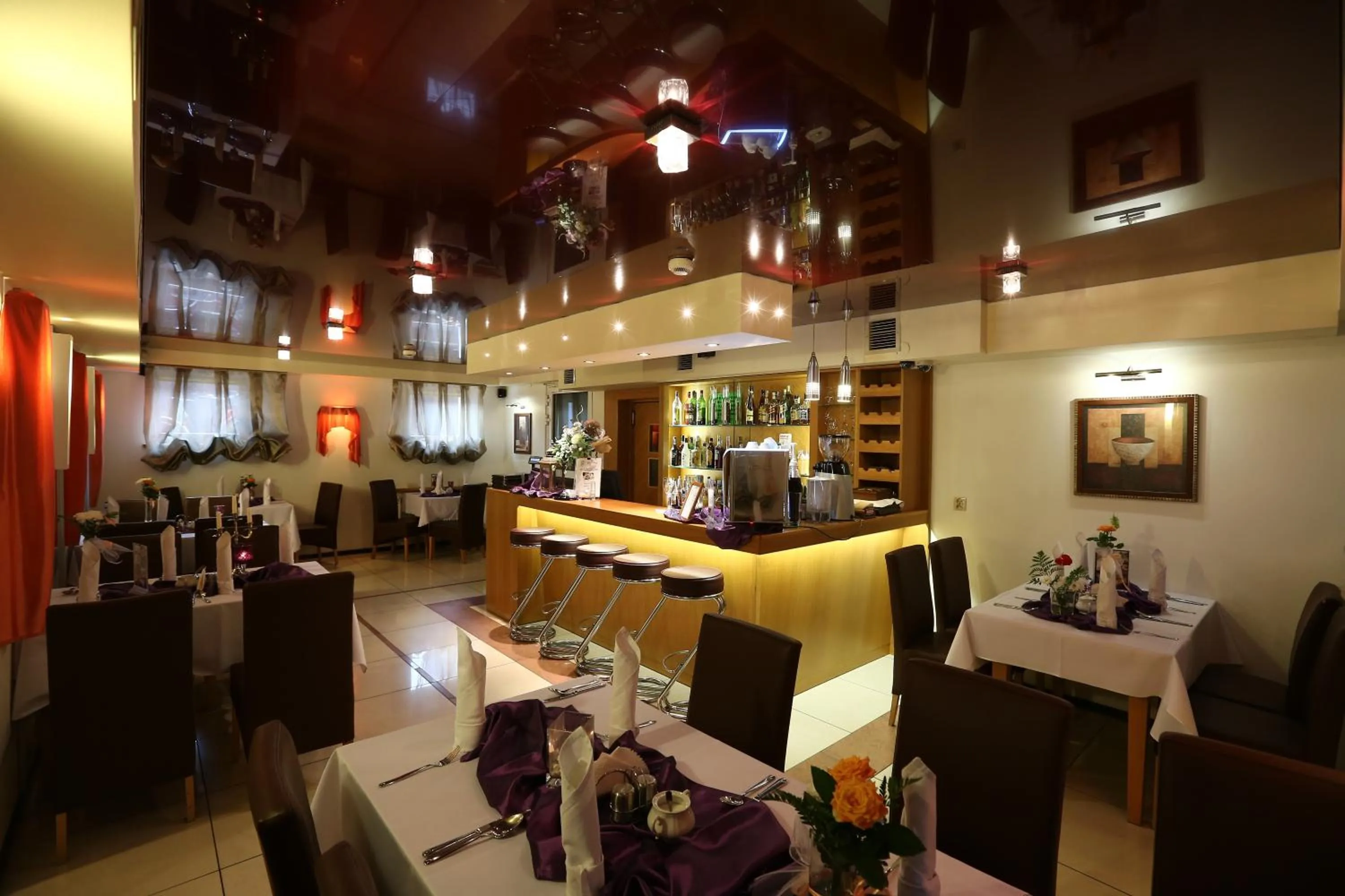 Restaurant/places to eat in Hotel Korona