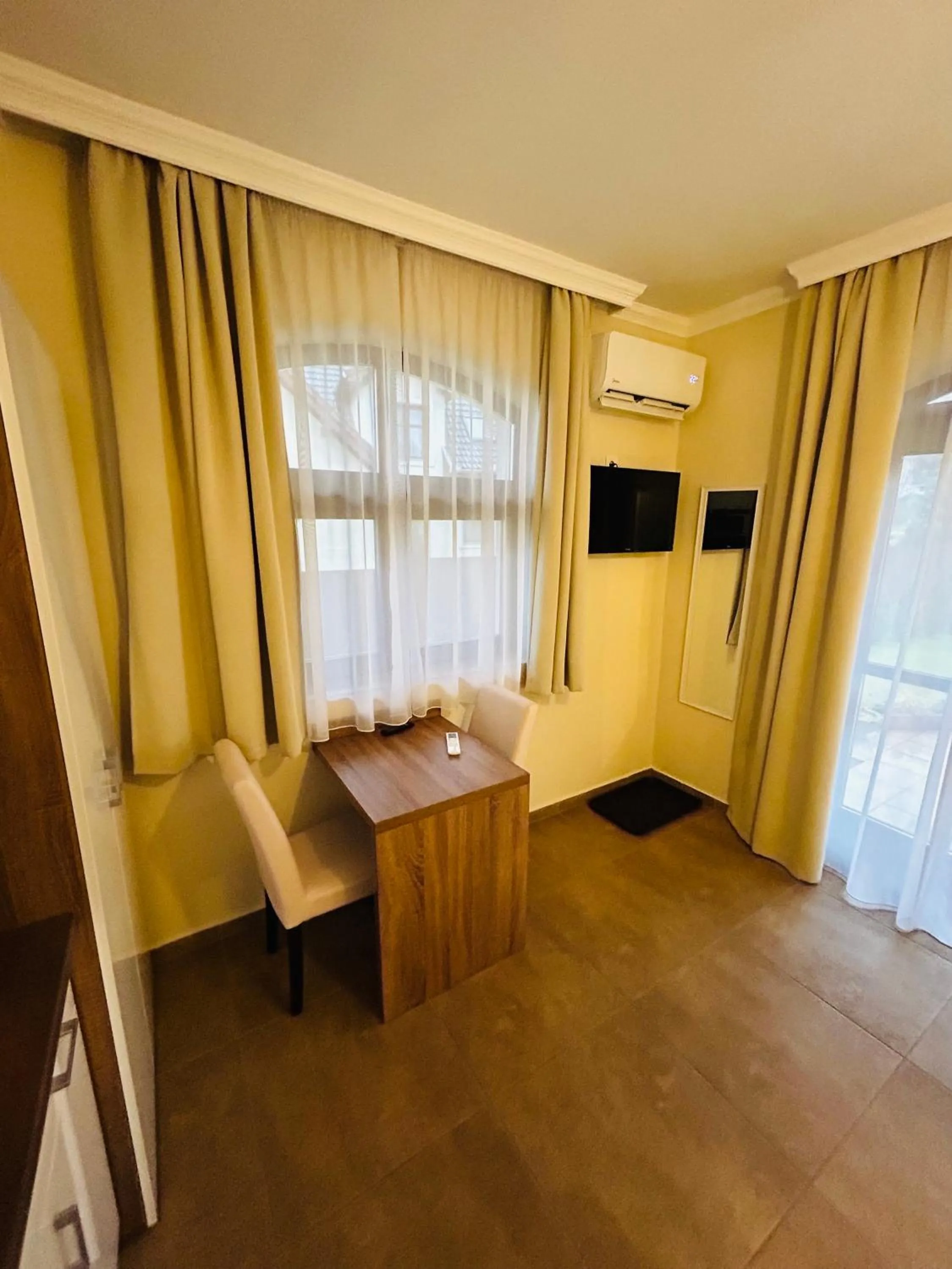 Double Room with Patio in Harmónia Vendégház